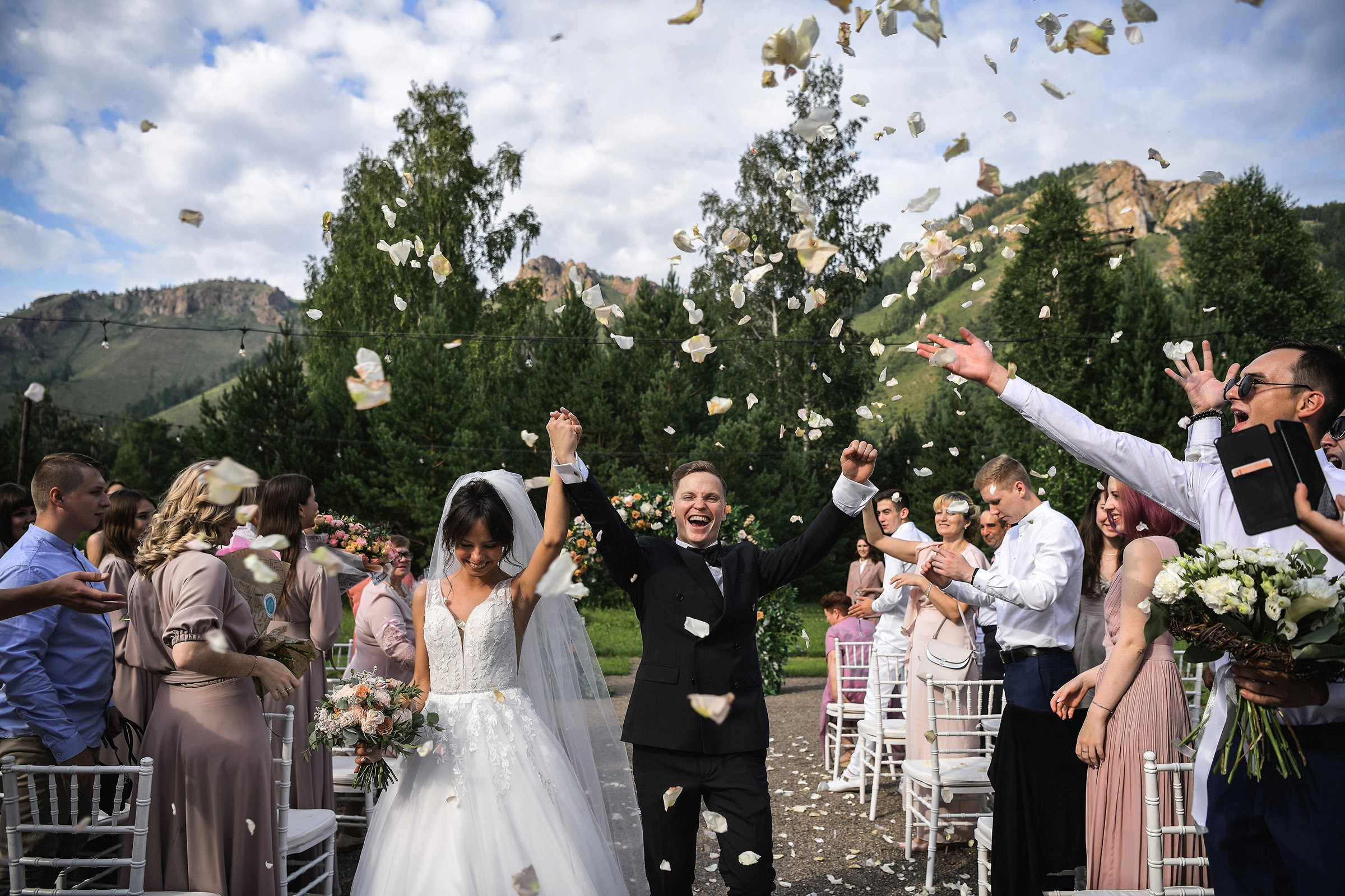 🌄 Демьян и Катя — свадьба в нацпарке "Столбы" | Веселый банкет и эпичные фото на скалах. 📸 Свадебный и семейный фотограф в Красноярске Тихомиров Евгений | 17 лет опыта | 800+ свадеб