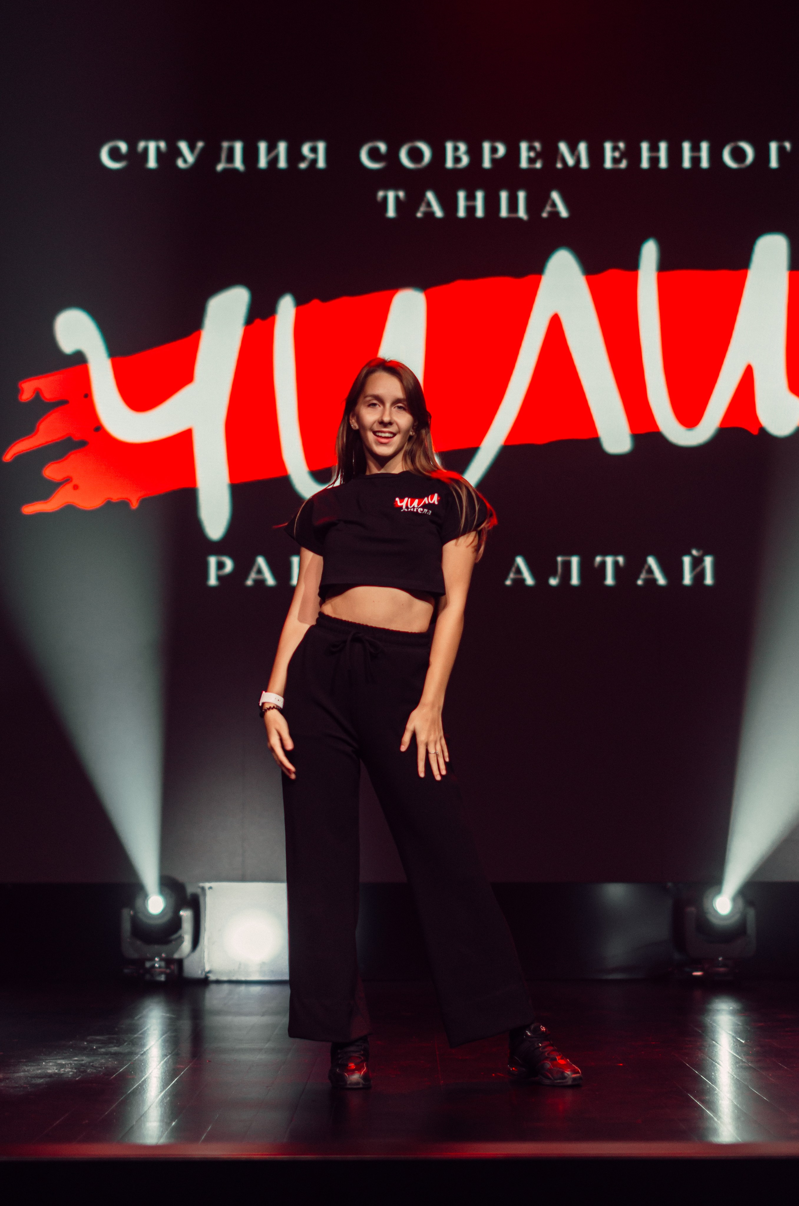 Групповая фотосъемка танцевального коллектива. Денисова Аля — фотограф для парных съемок и индивидуальных историй в Барнауле