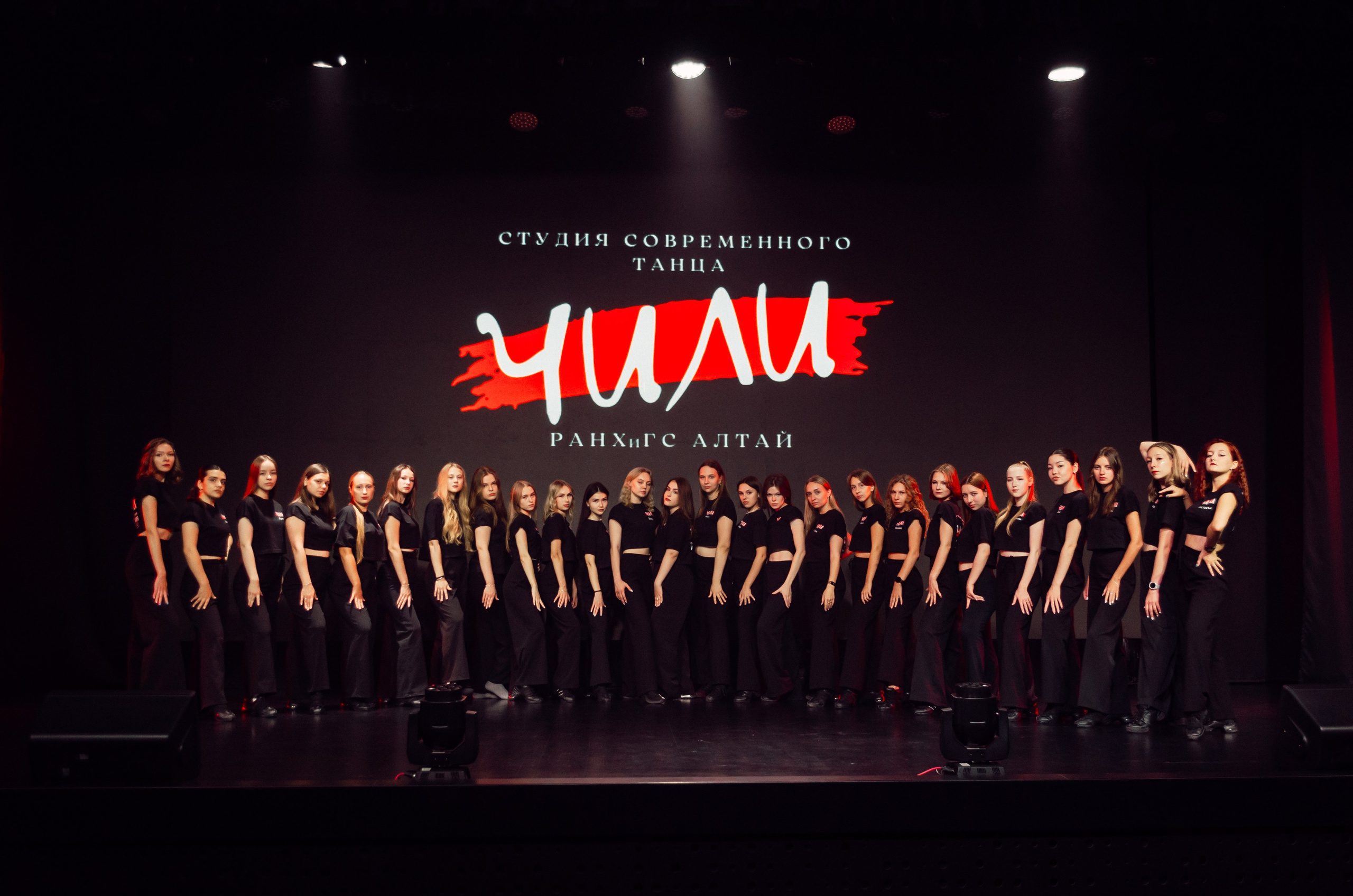 Групповая фотосъемка танцевального коллектива. Денисова Аля — фотограф для парных съемок и индивидуальных историй в Барнауле