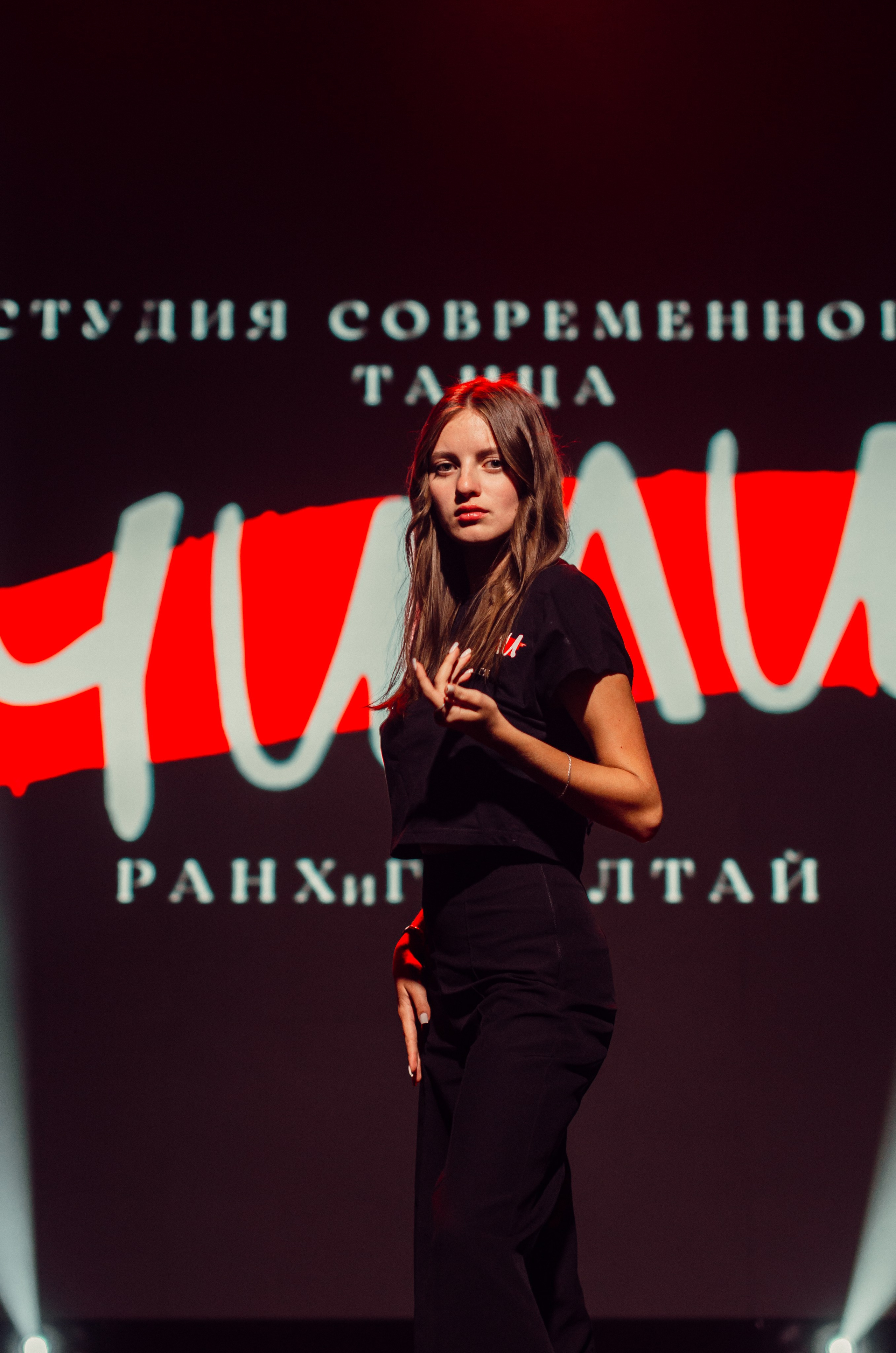 Групповая фотосъемка танцевального коллектива. Денисова Аля — фотограф для парных съемок и индивидуальных историй в Барнауле