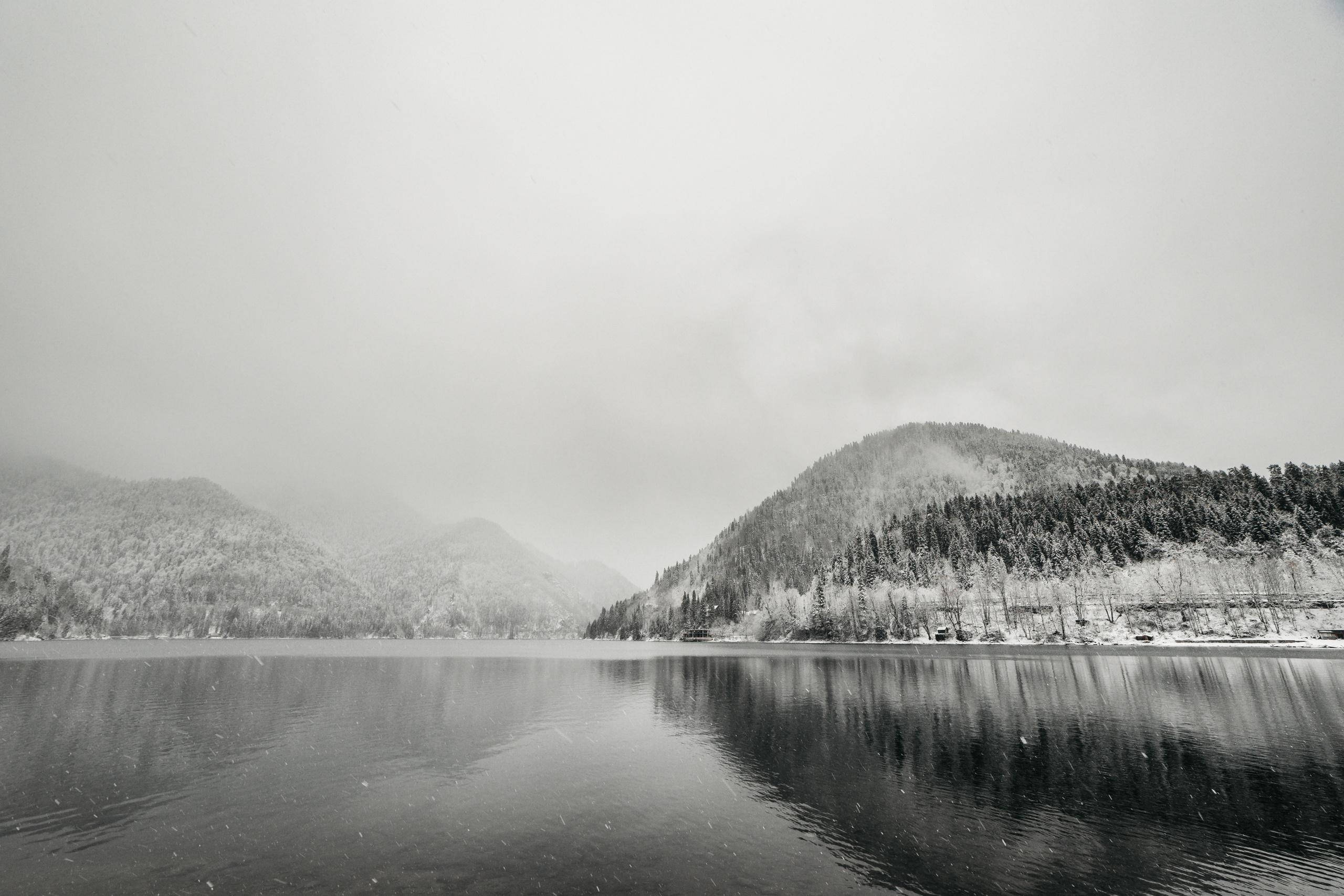Elopement on Lake Ritsa. Wedding photographer Valeriy Solonskiy