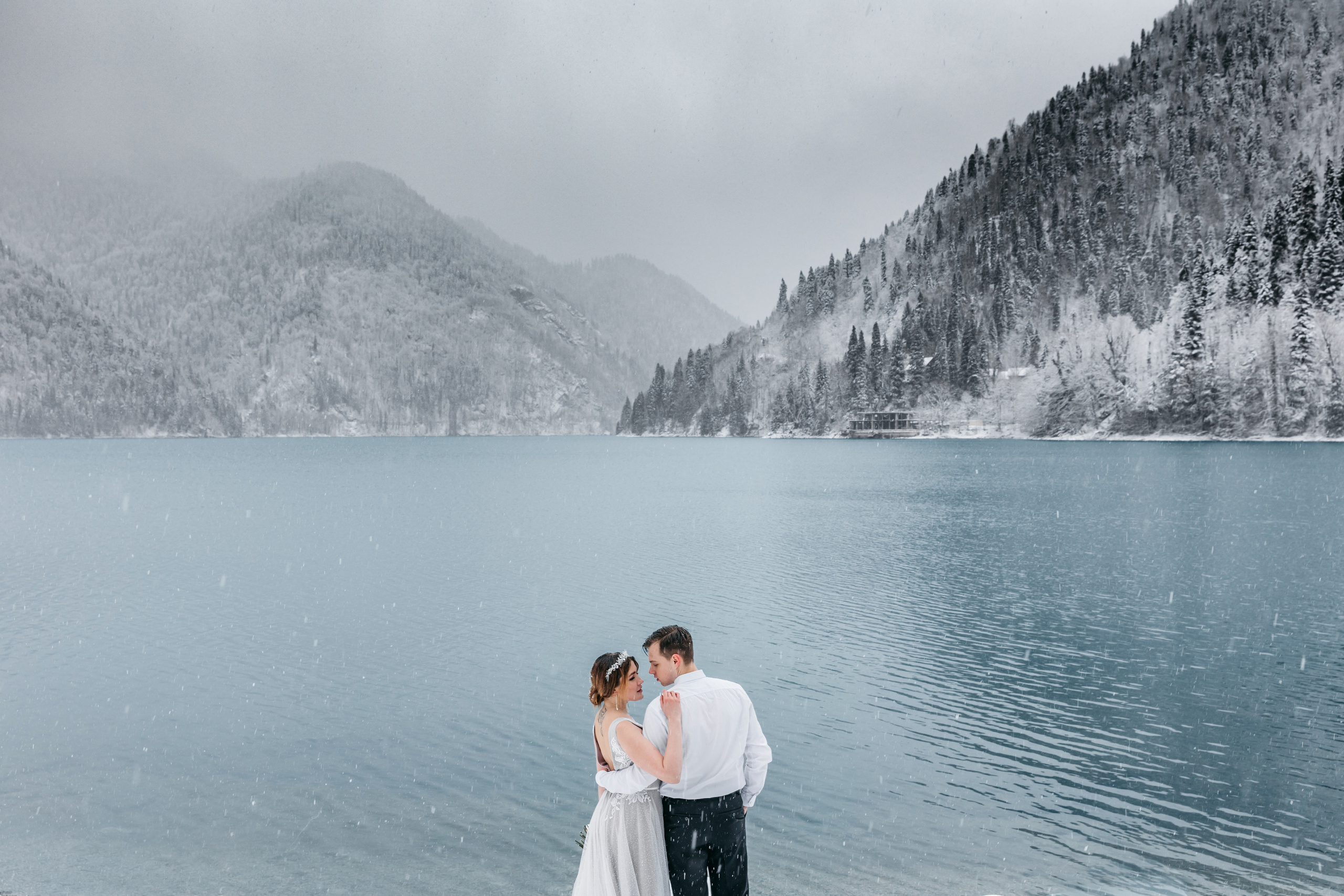 Elopement on Lake Ritsa. Wedding photographer Valeriy Solonskiy