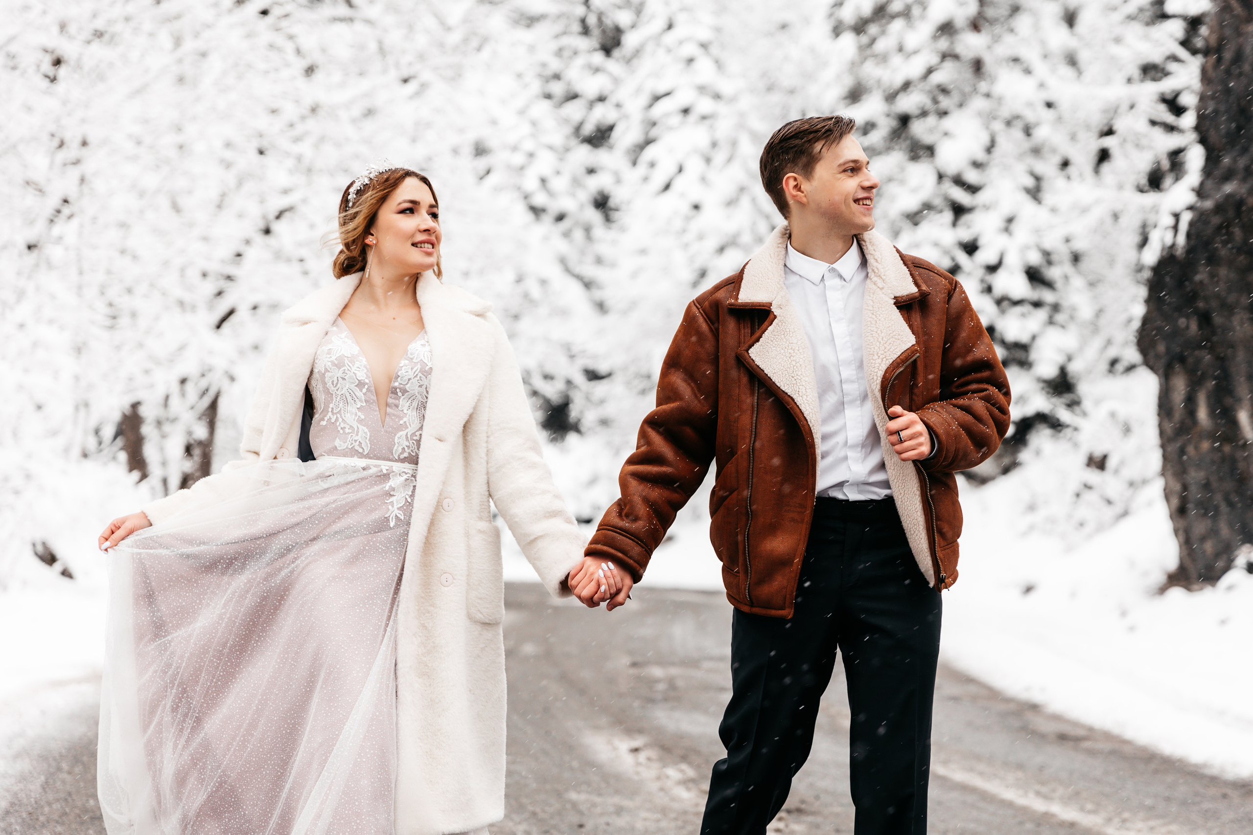 Elopement on Lake Ritsa. Wedding photographer Valeriy Solonskiy