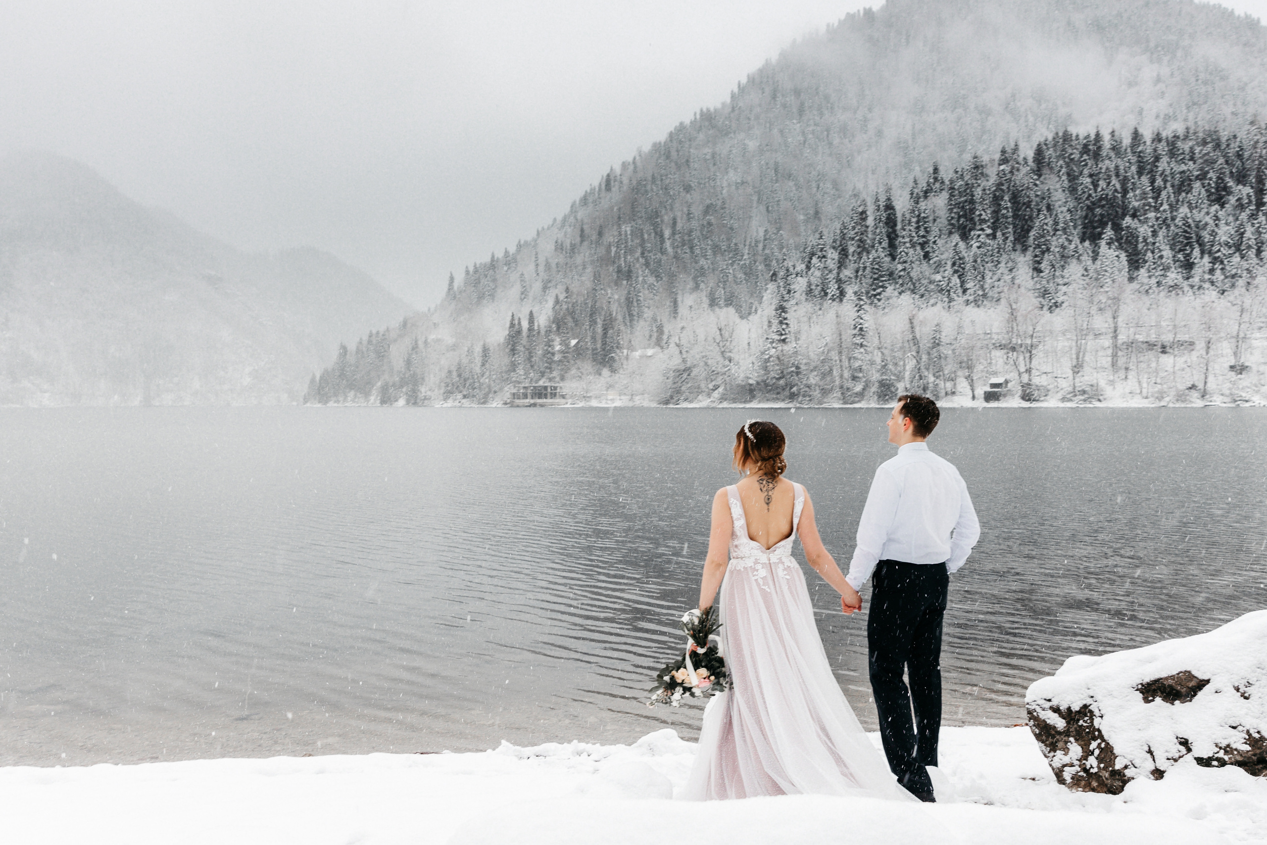 Elopement on Lake Ritsa. Wedding photographer Valeriy Solonskiy