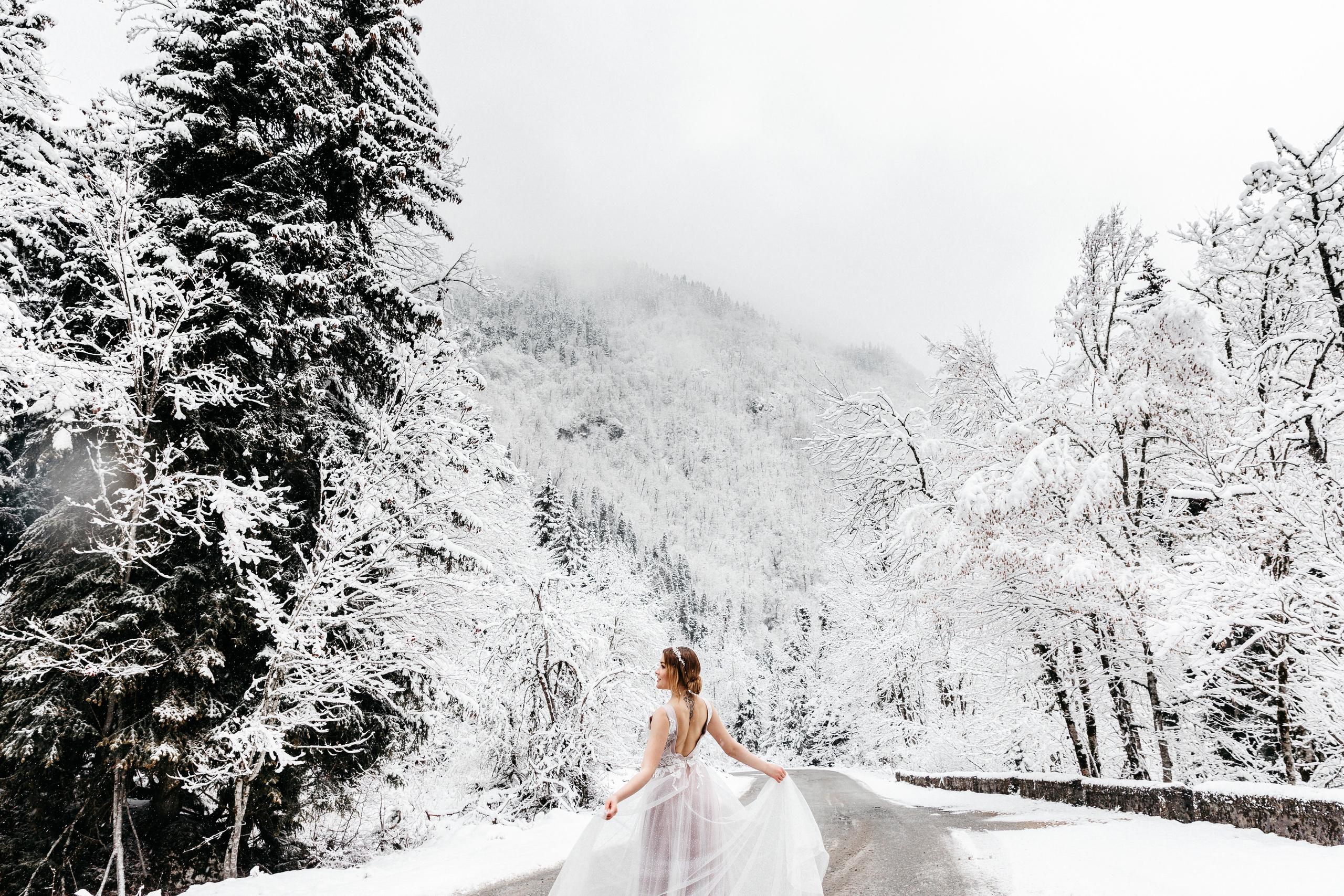 Elopement on Lake Ritsa. Wedding photographer Valeriy Solonskiy