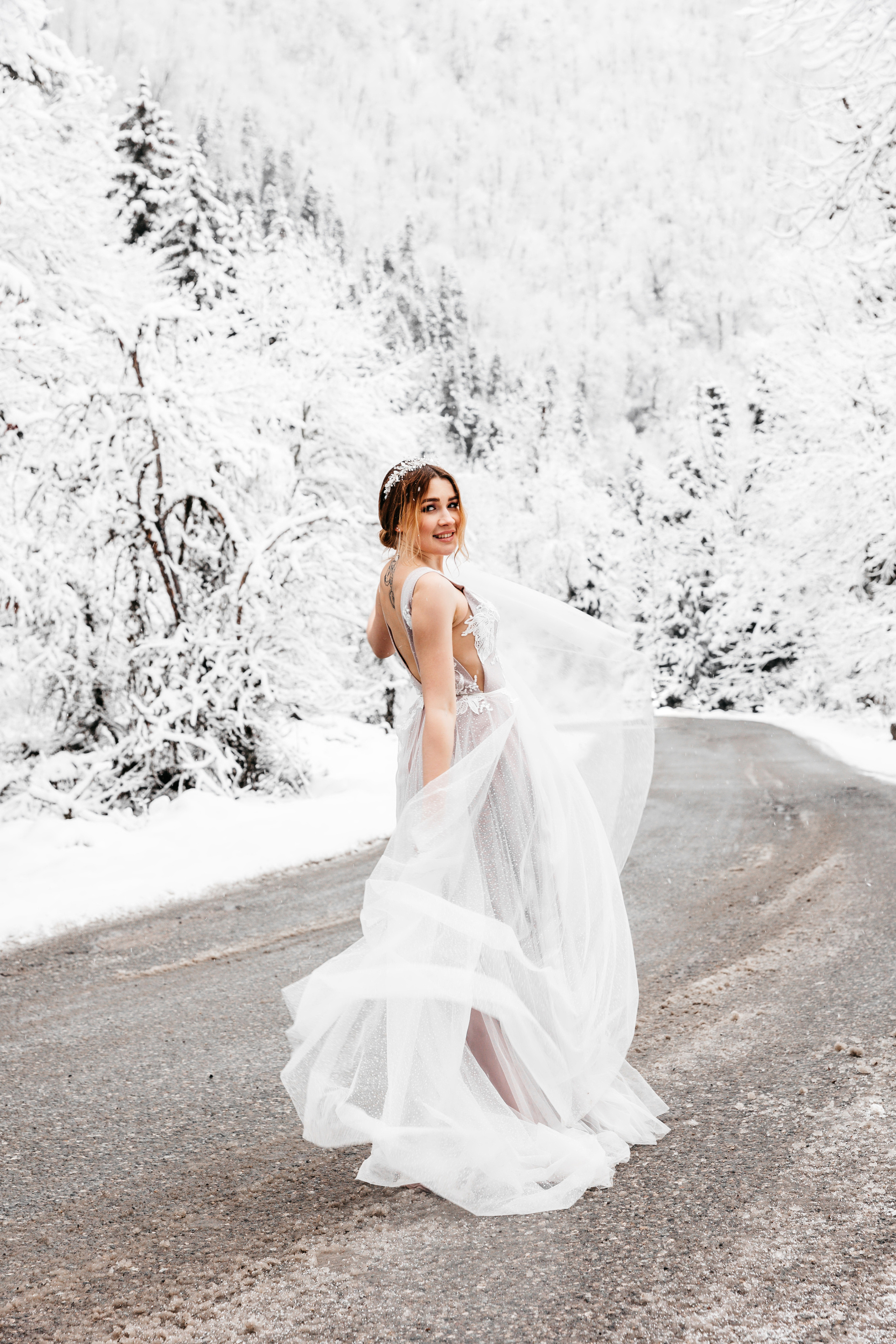 Elopement on Lake Ritsa. Wedding photographer Valeriy Solonskiy