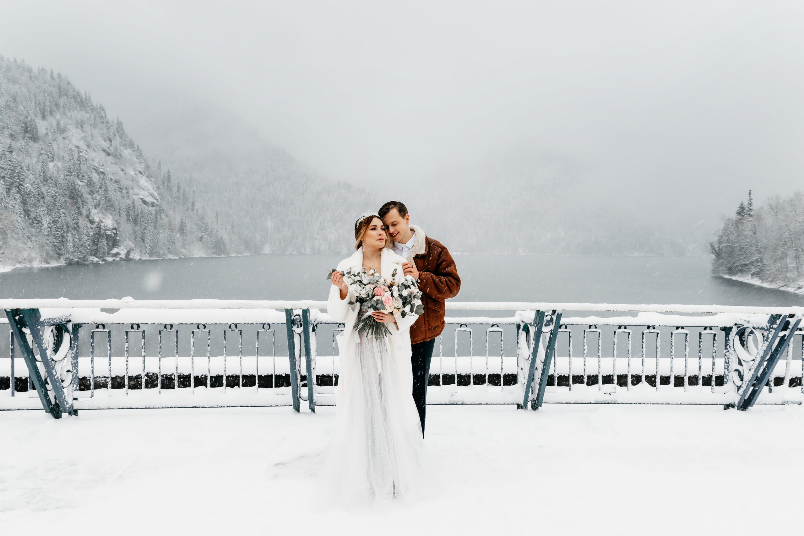 Elopement on Lake Ritsa. Wedding photographer Valeriy Solonskiy