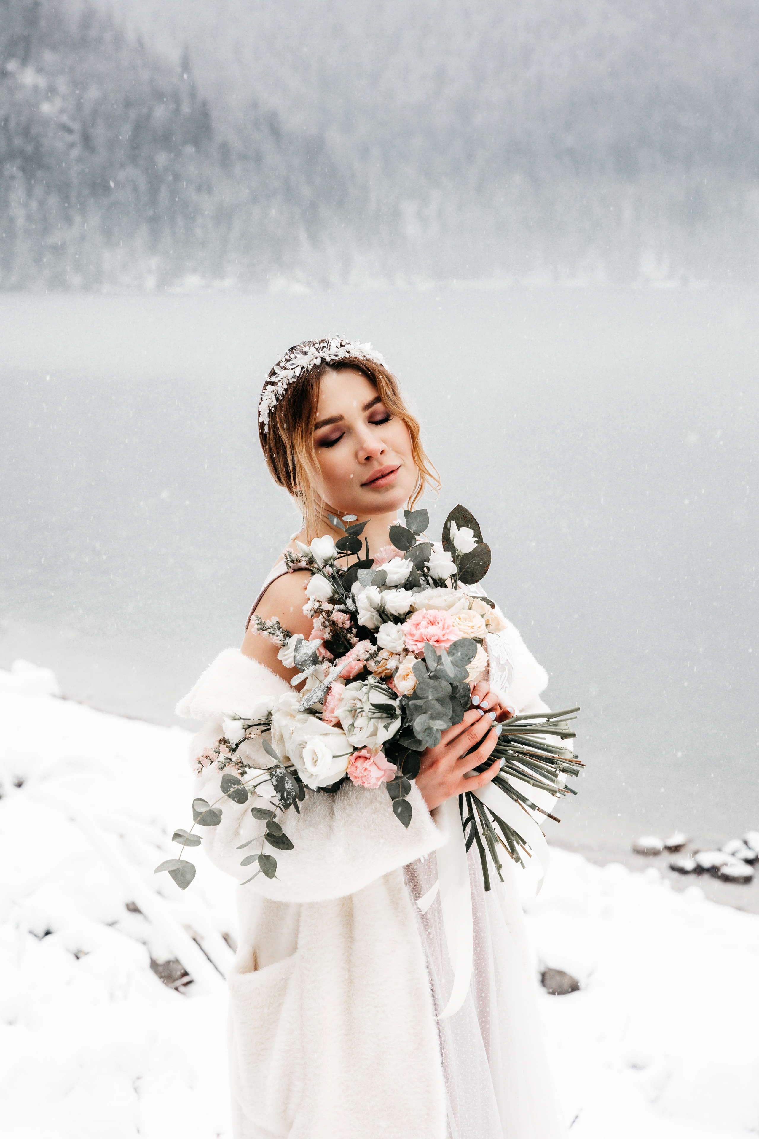 Elopement on Lake Ritsa. Wedding photographer Valeriy Solonskiy