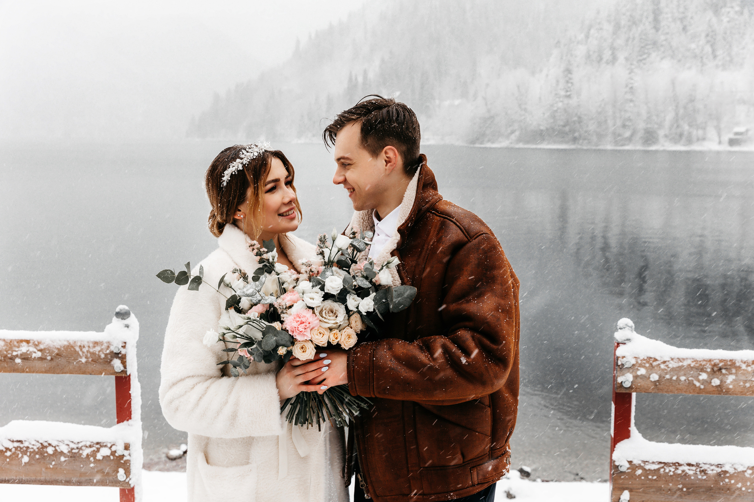 Elopement on Lake Ritsa. Wedding photographer Valeriy Solonskiy