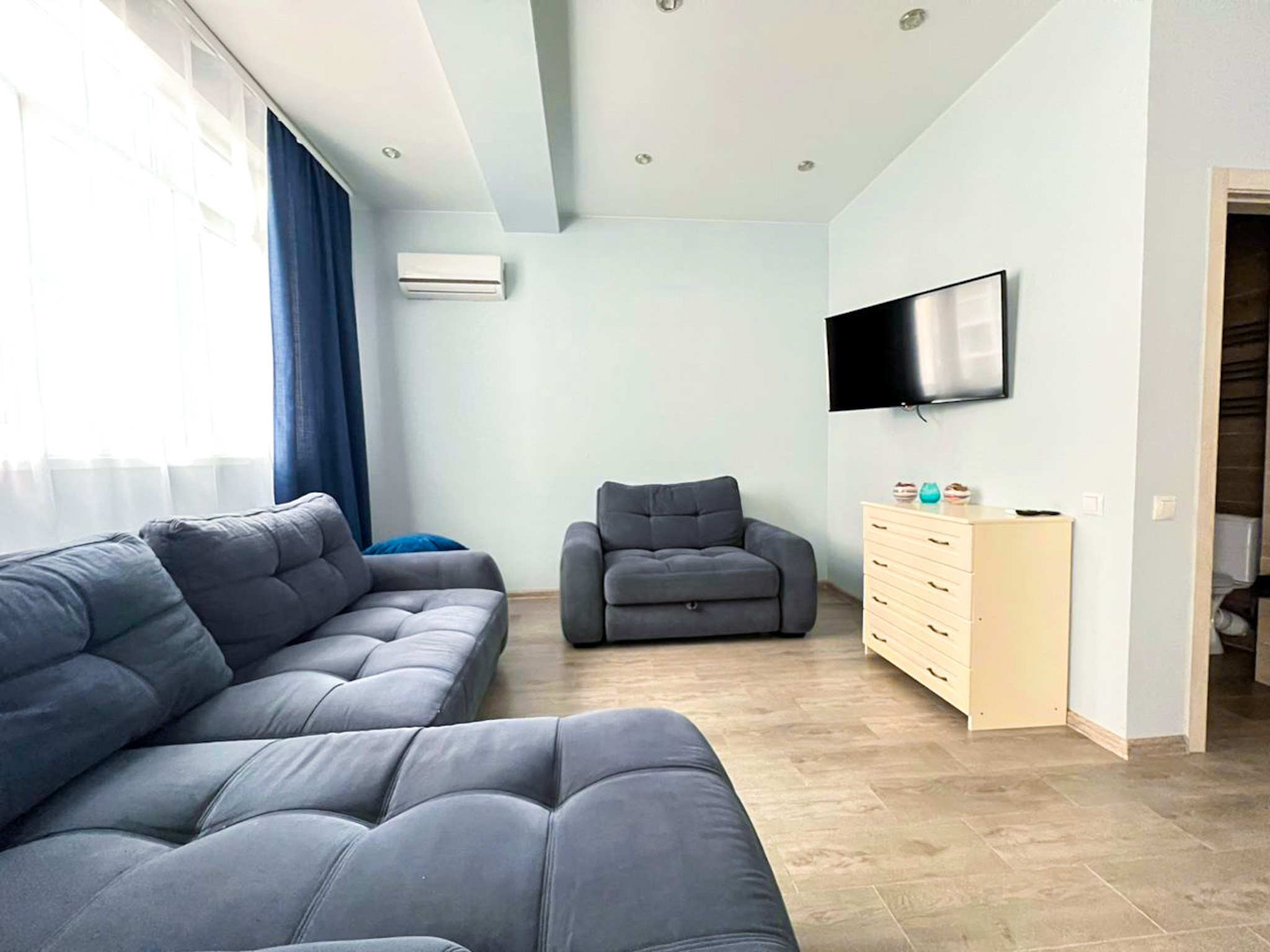 Просторная, уютная квартира с балконом в ж/к Посейдон, в 100 м от моря. Квартиры посуточно, длительно в Сочи, LARA APART GROUP