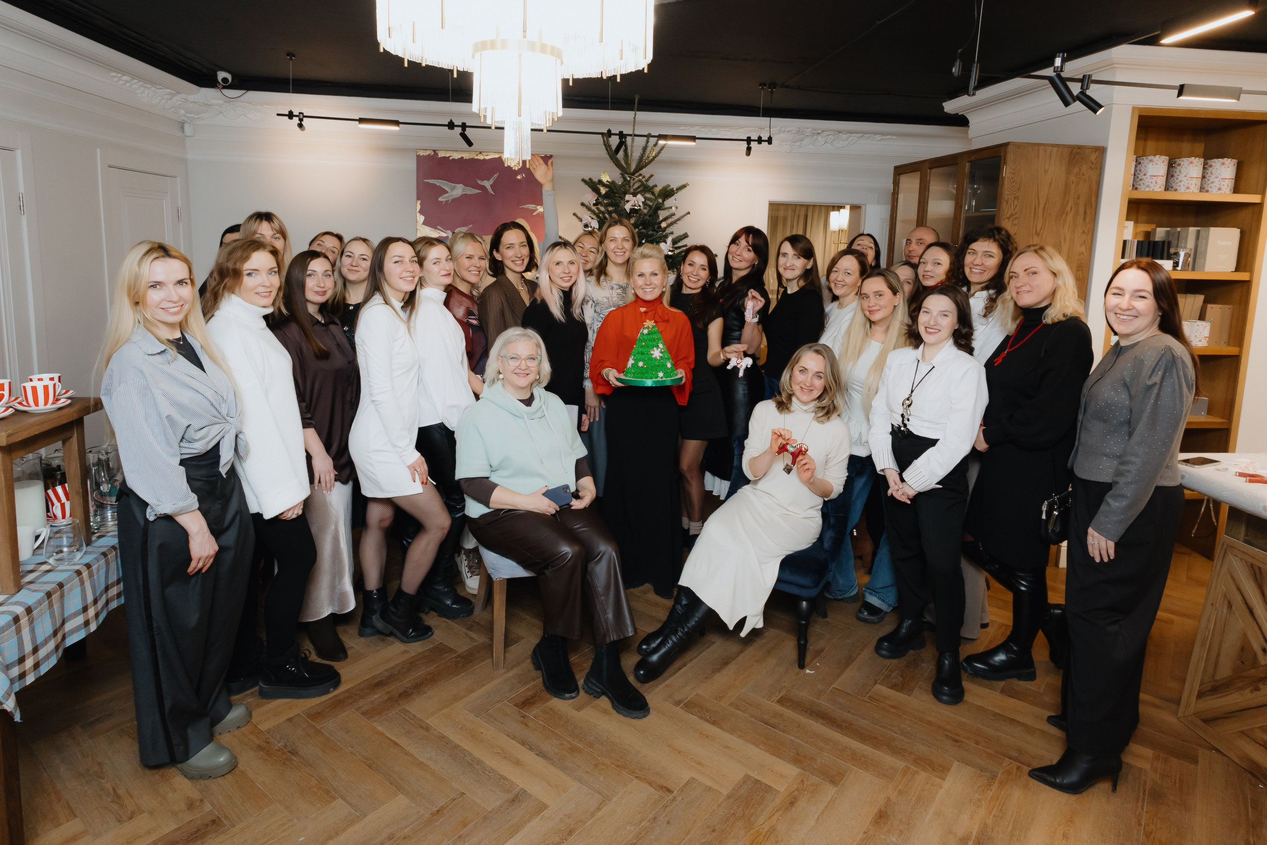 Предновогодний «Кофе-рейв» в L. DECO 17 декабря 2025 года. L. Deco интерьерный салон. Краски/обои/лепной декор