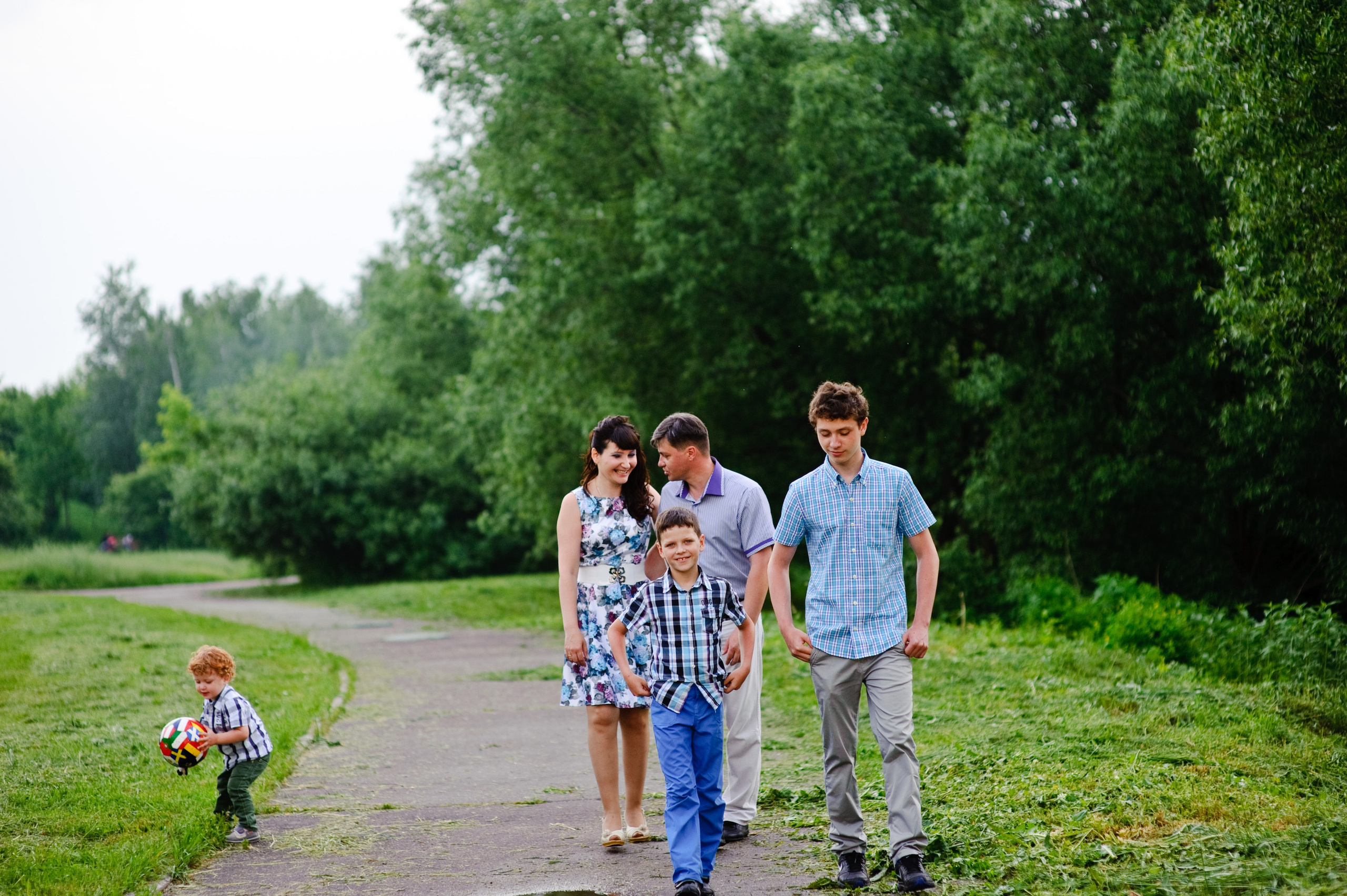 Лада, Дмитрий и 3 сына. Прогулка, Москва. Семейный фотограф Анна Дубовская