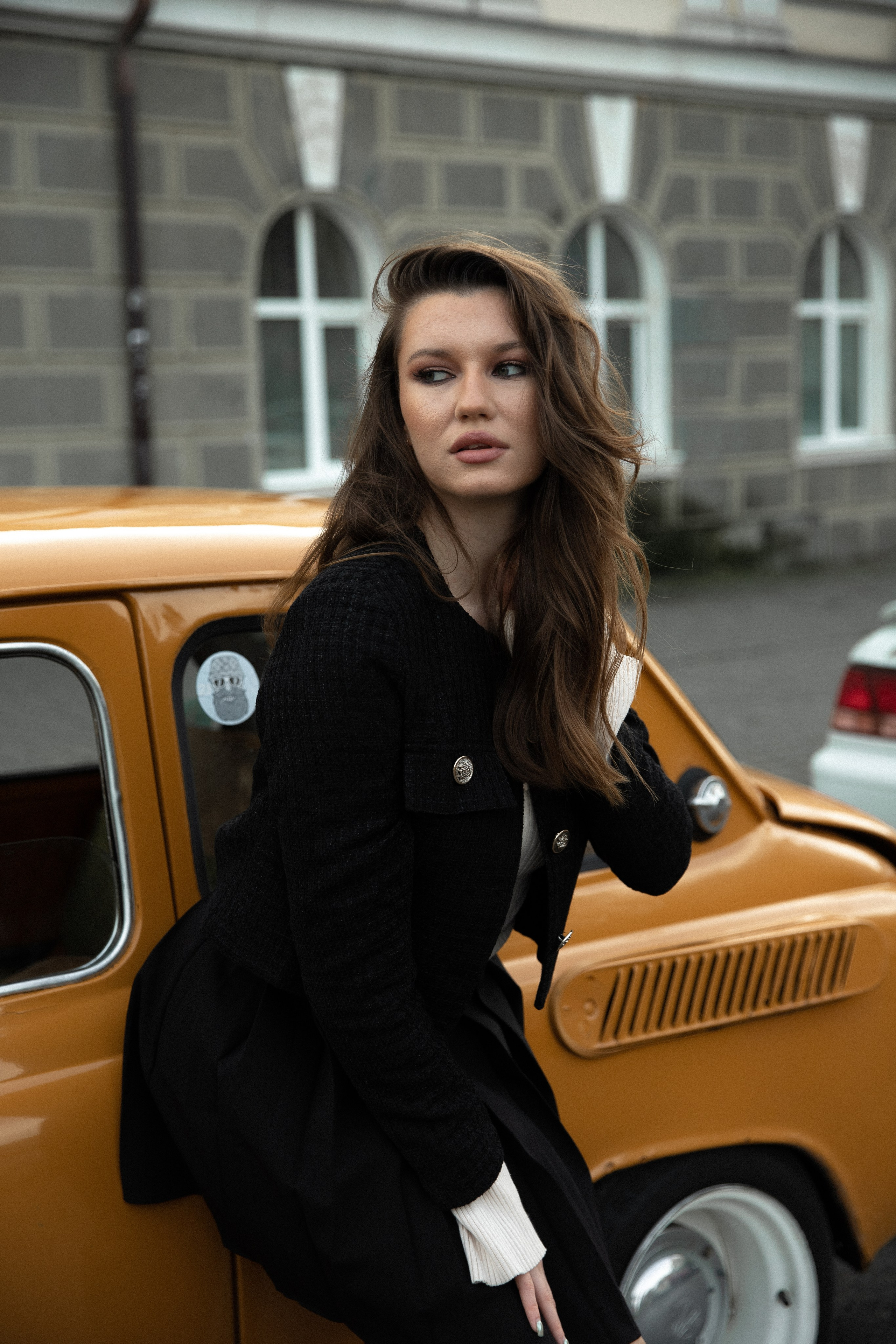 Женская фотосессия с ретро авто. Свадебный фотограф Бакрымова Валентина