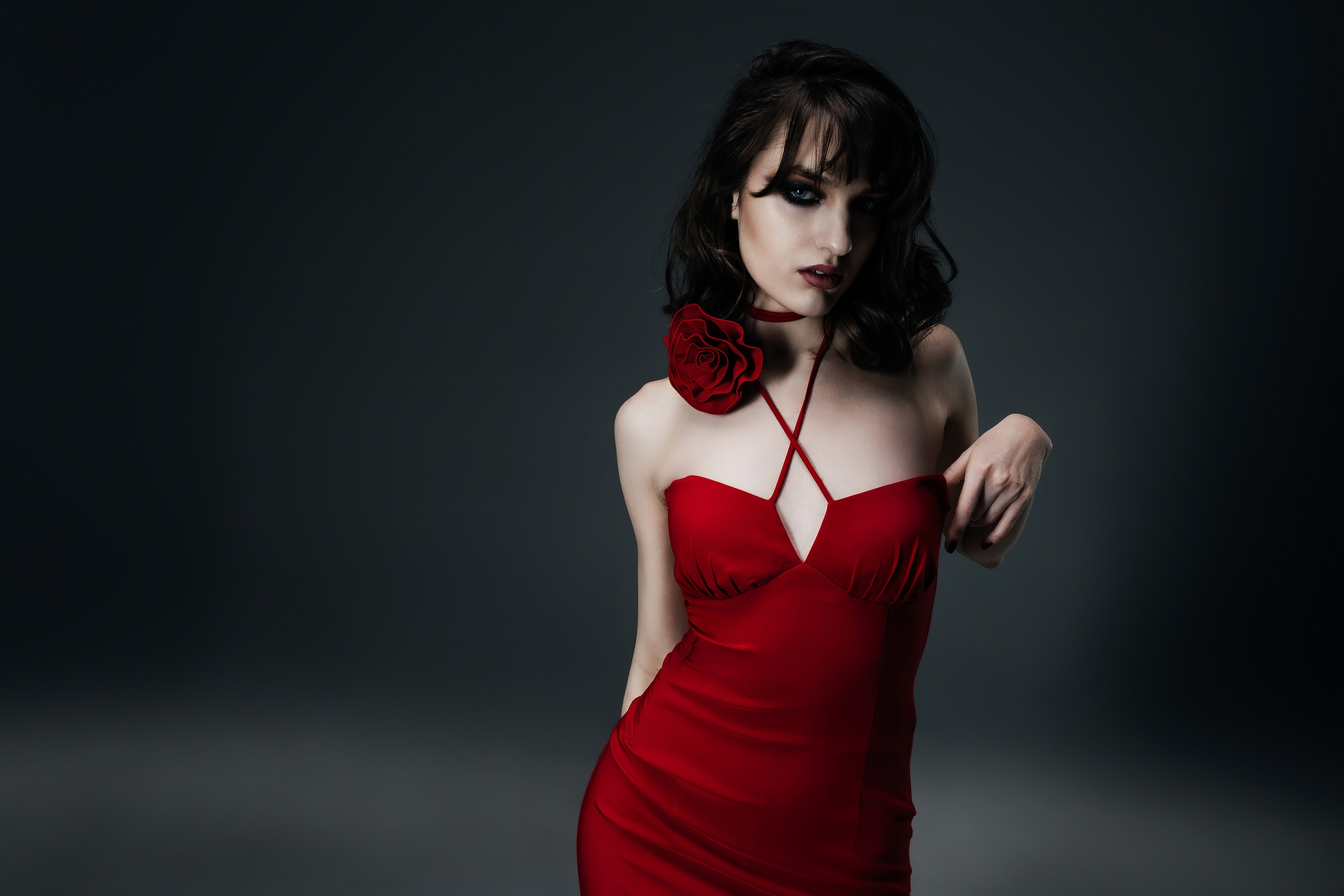 студийный свет фотостудия, женский портрет, каталожка, красный свет, вампирская съёмка, красное платье