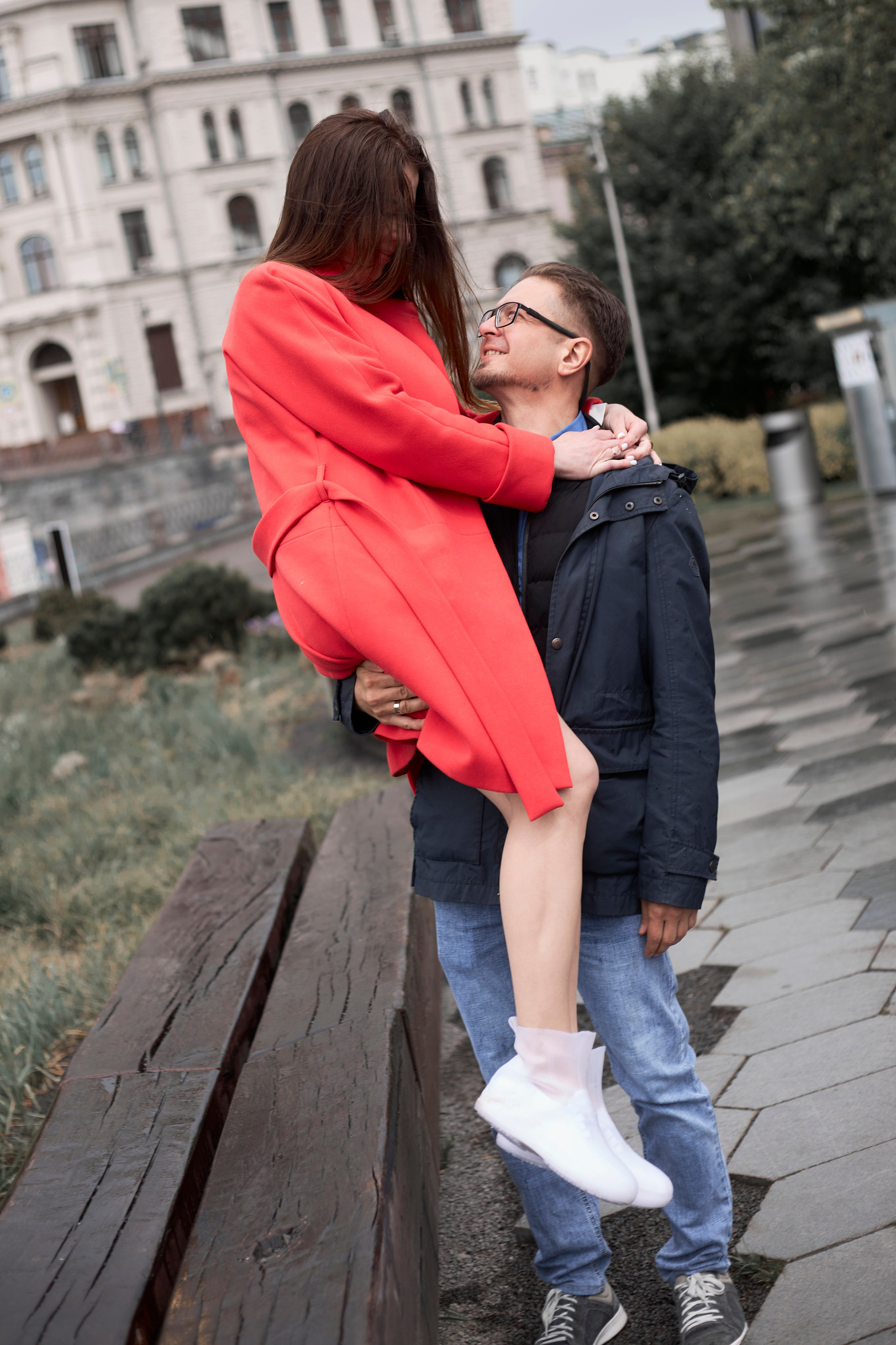 Фотосессия в ЗАГСе Кузьминки и прогулка в Зарядье: яркие моменты, несмотря на дождь