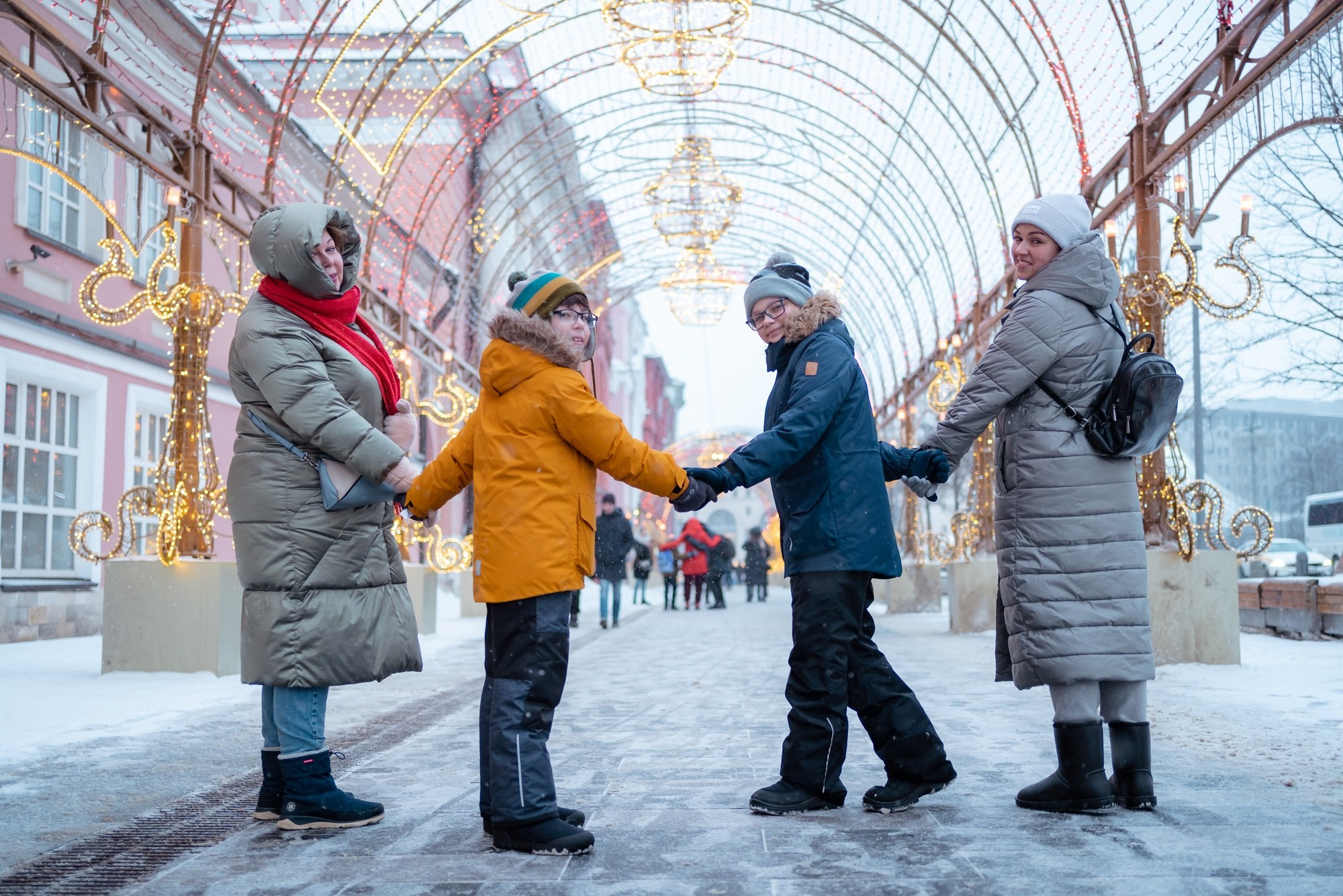 Юля с семьей в центре. Семейный фотограф Варвара Сорока в городе Москве