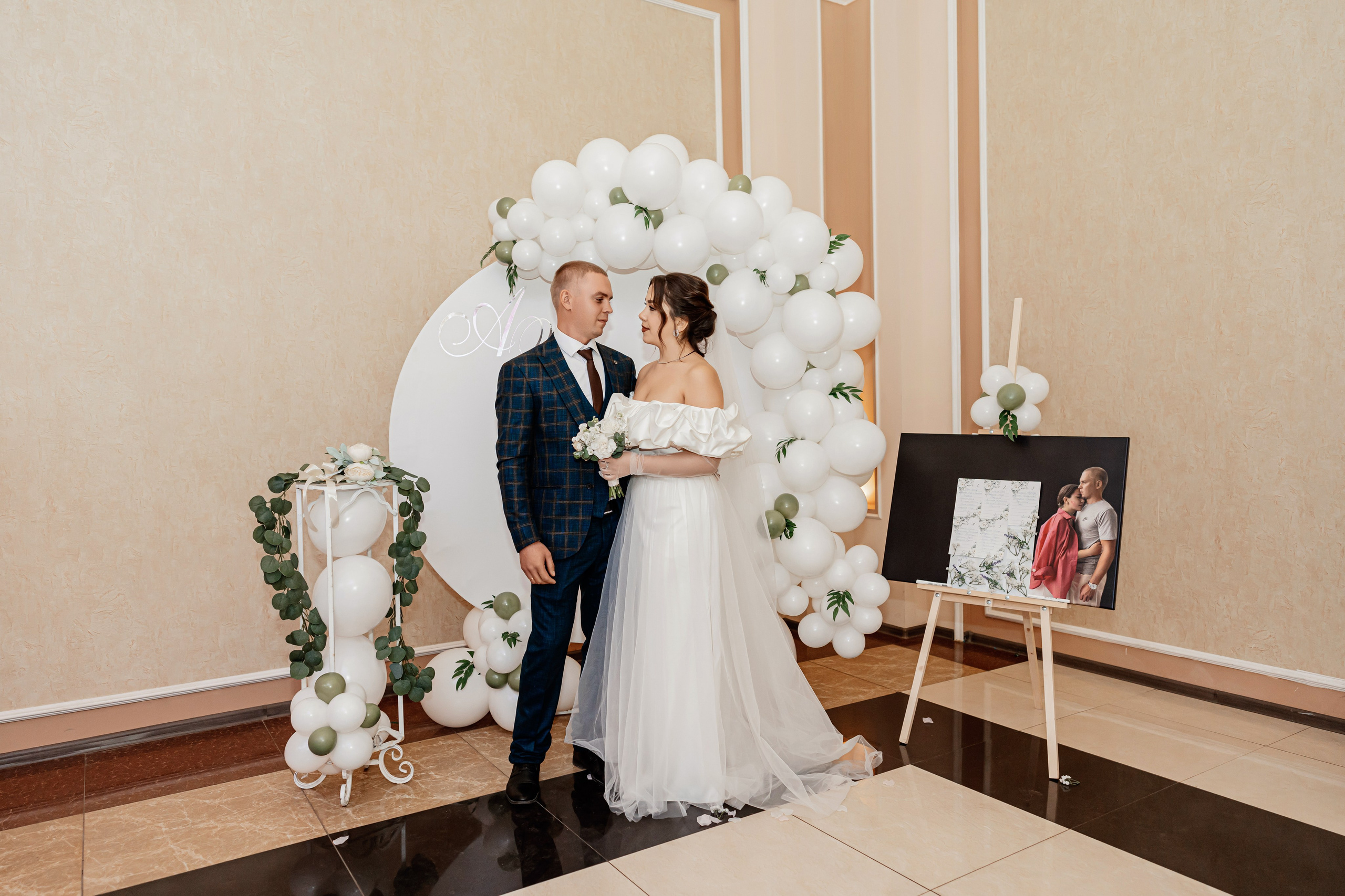 Жених и невеста возле загса