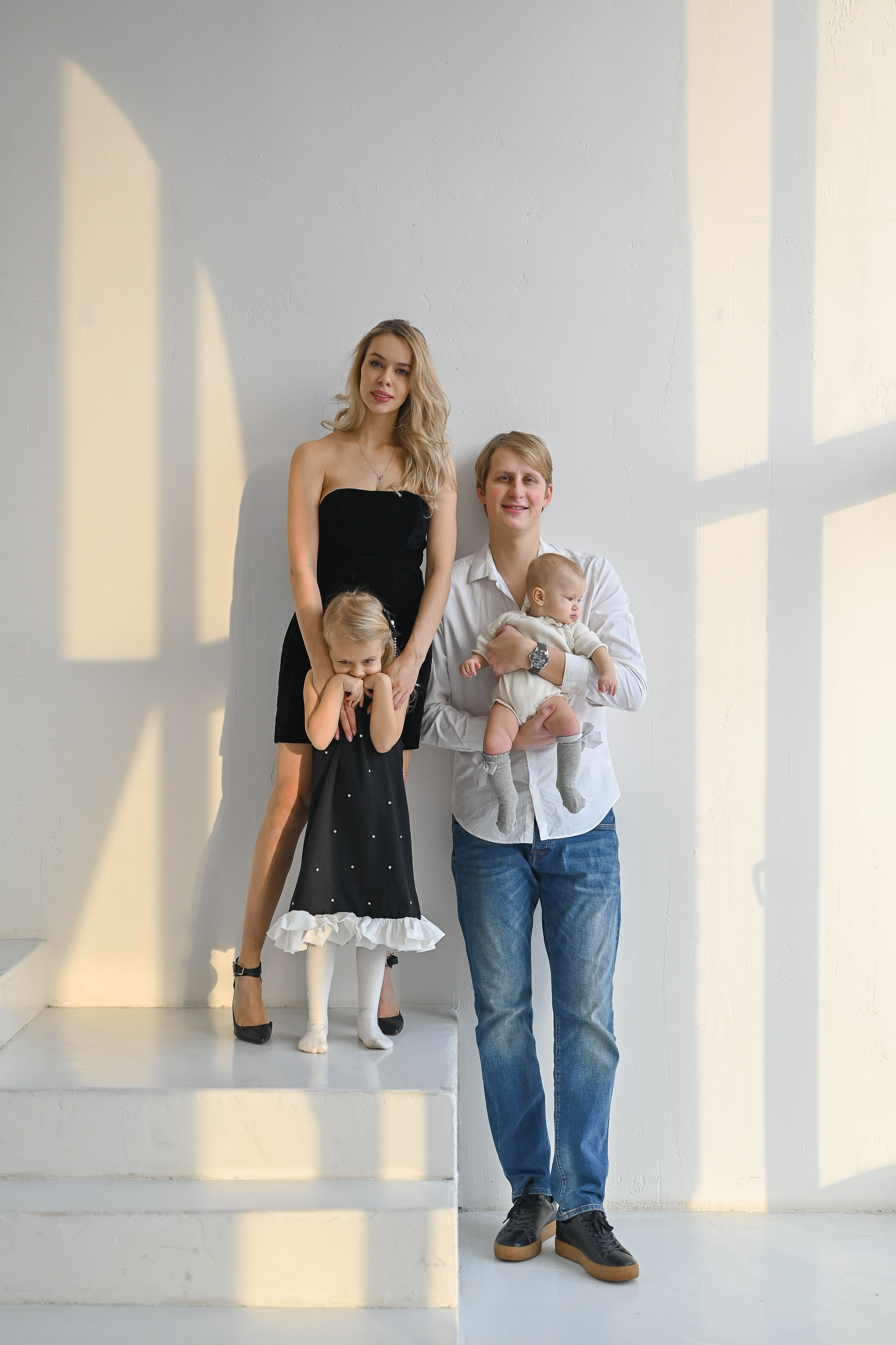 Семейная фотосессия в зале Убуд фотостудия Мимика. Semerlina.ru