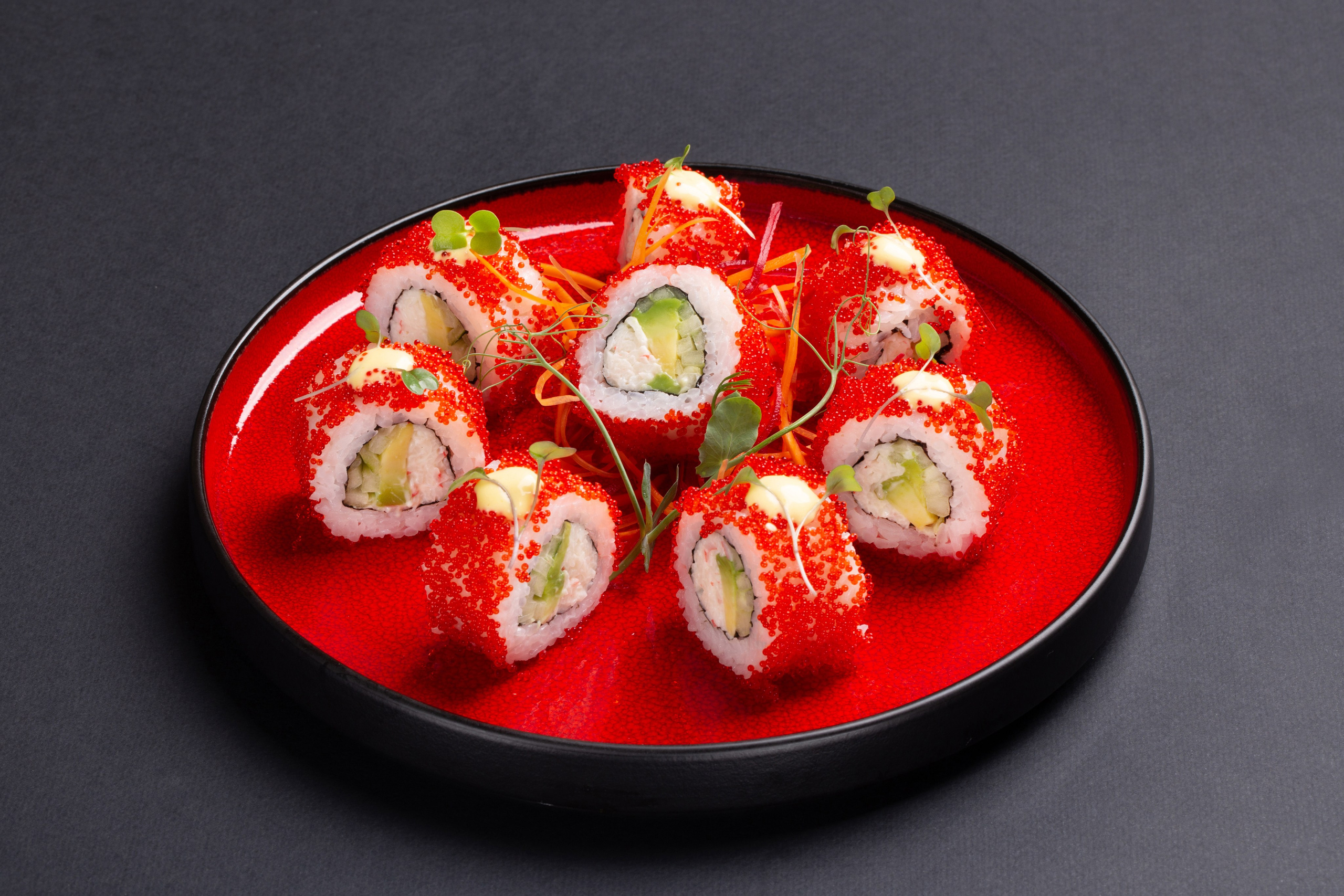 Съемка роллов в Сочи, фудфотограф в Сочи, роллы на тарелке