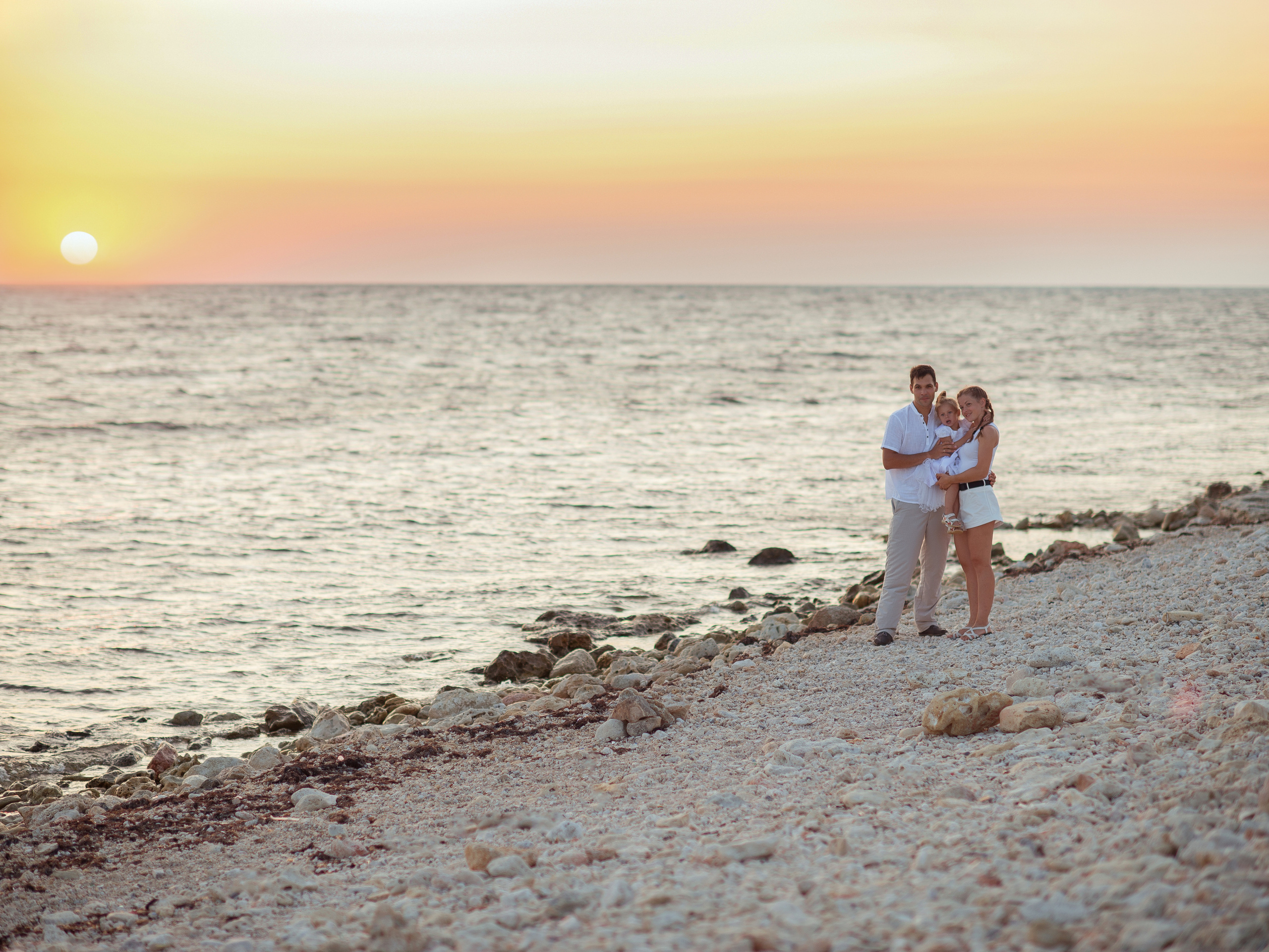 Семейная фотосессия на закате у моря в Крыму. Фотограф в Севастополе Погребняк Александра. Уточнить, зарезервировать дату для фотосъемки +79788481042