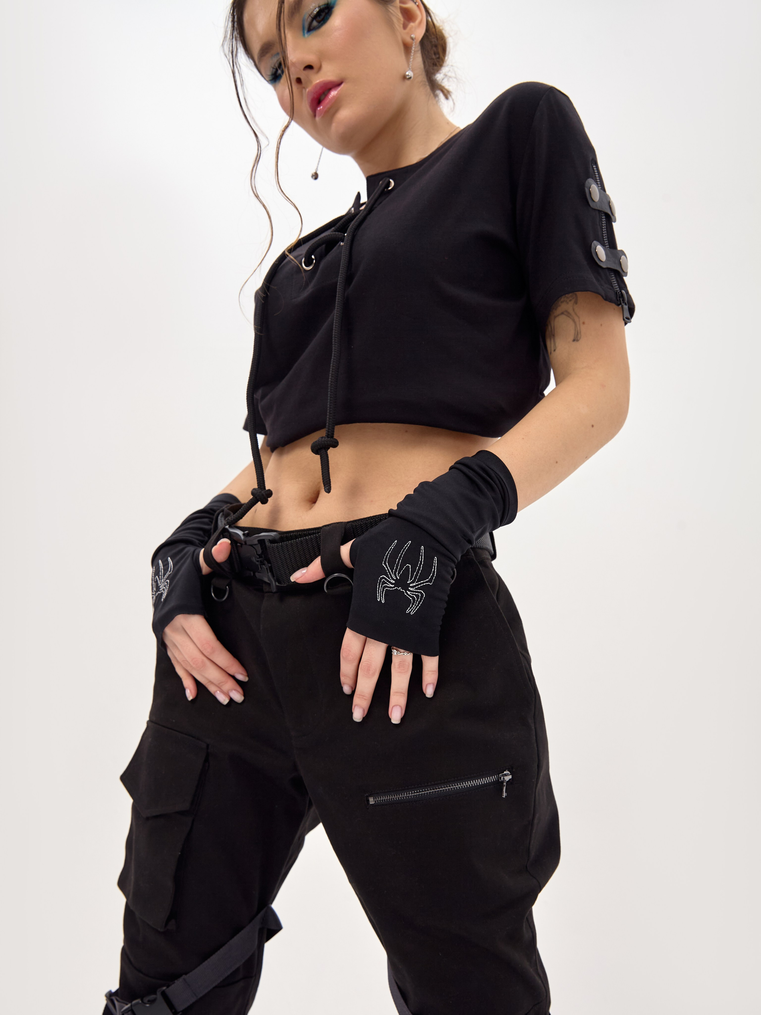 Девушка в черной рокерский одежде на белом фоне