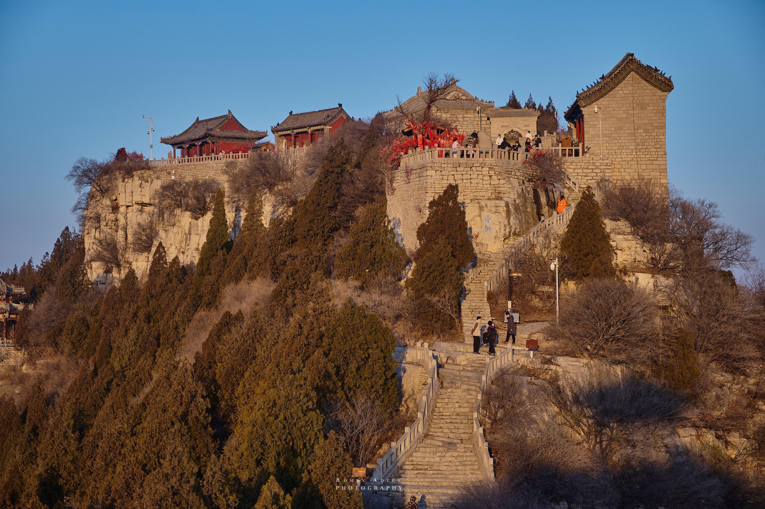 Рассвет на храмовой горе Юнмень. Цинчжоу. Фотограф Роман Адлер