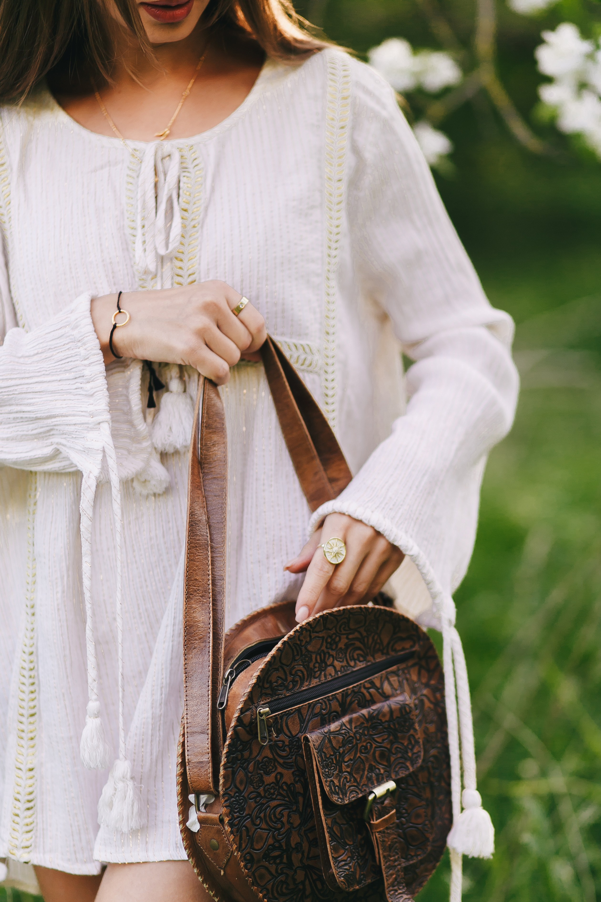 Портретная фотосессия красивой девушки в цветущем яблоневом саду. Свадебный и портретный фотограф в Липецке, Ельце, Воронеже, Москве, Тамбове 