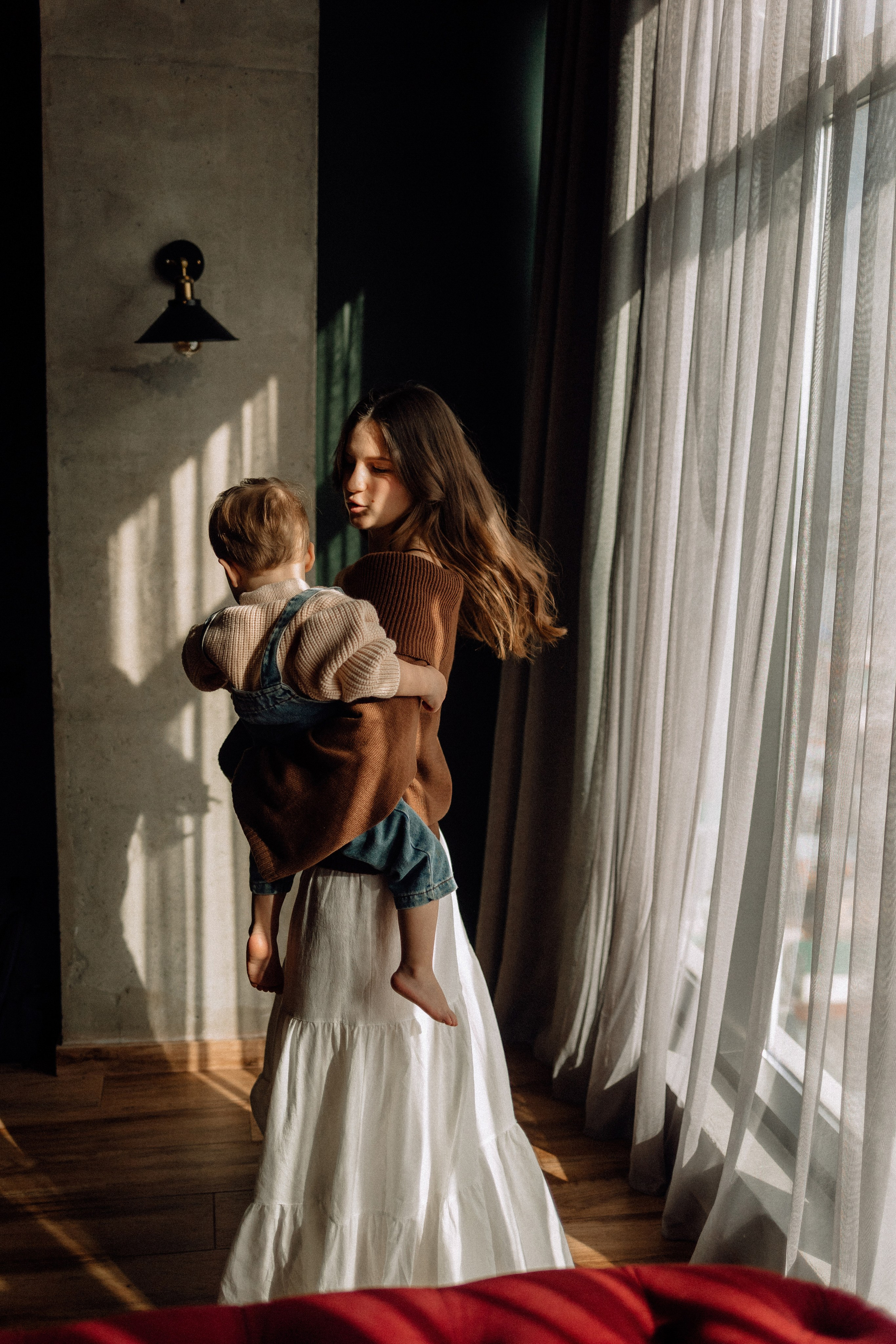 Звонко смеялись