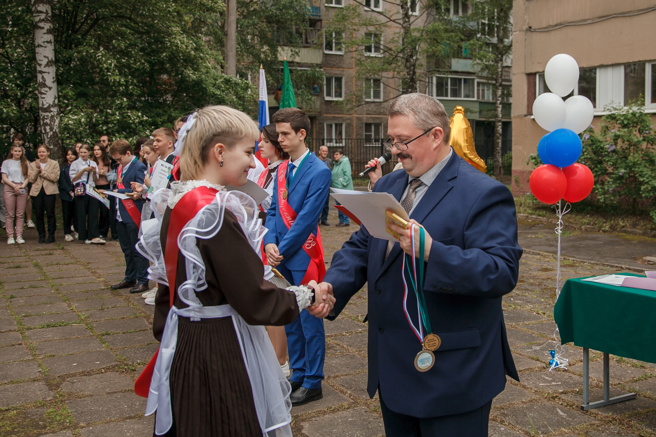 Последний звонок. Ирина Коновалова школьный фотограф. Выпускные альбомы Ярославль