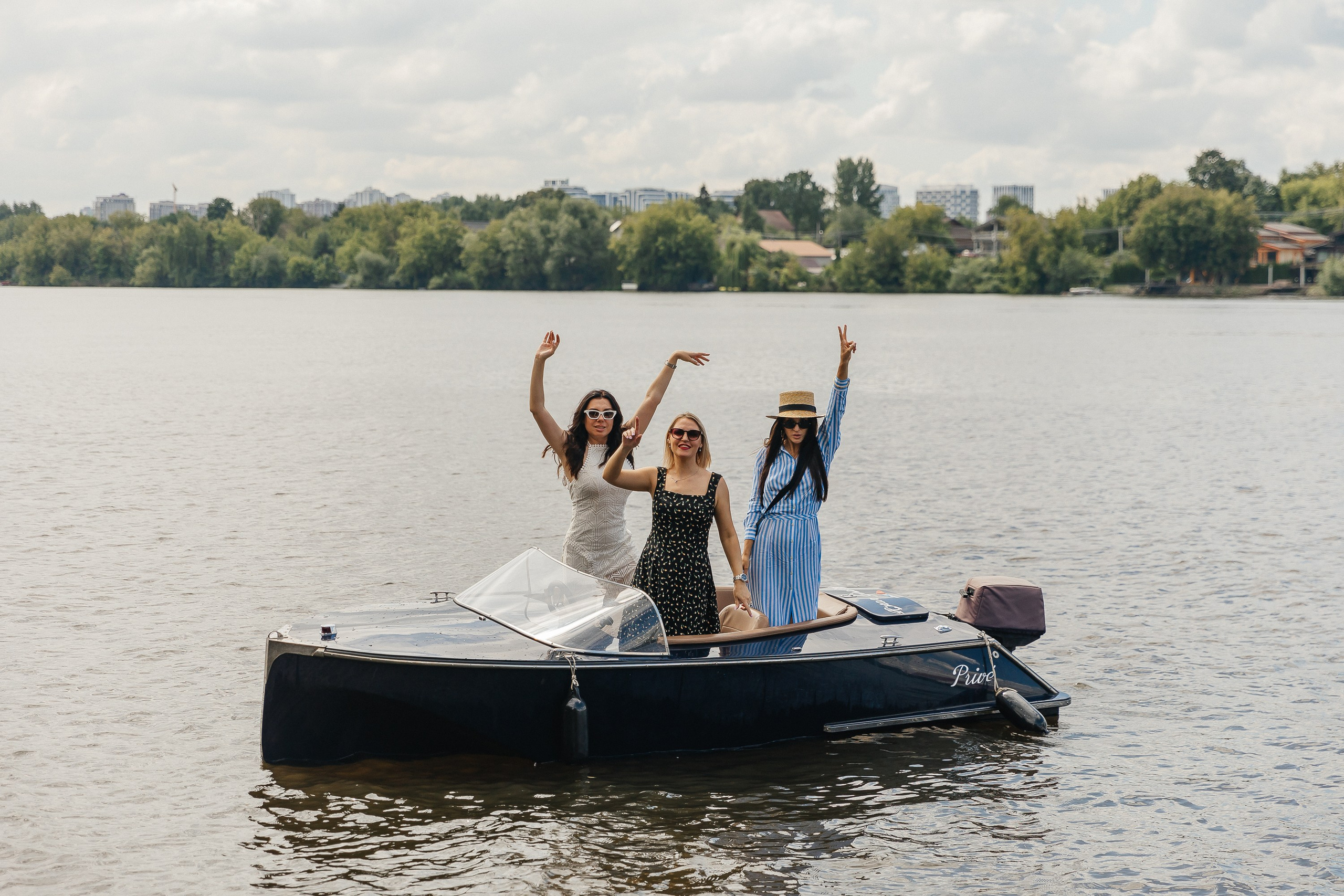 девичник на ретро катерах, ретрокатер, фотограф на девичник, прогулка на яхте, фотосессия на катере, ретро-катер, катер в москве