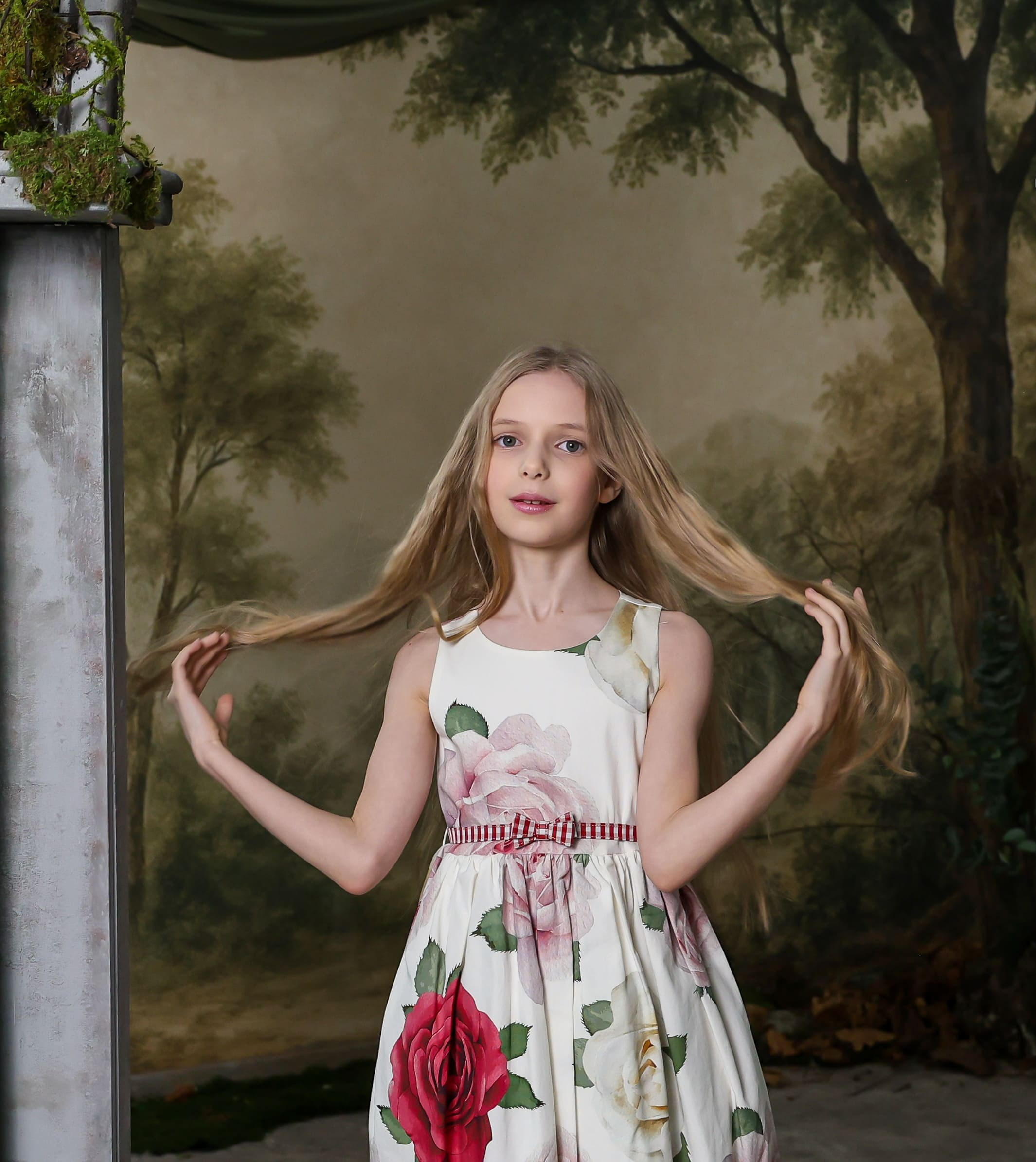 девочка в светлом платье на фоне природы, художественная детская фотосессия, фотограф Карасёва Елена