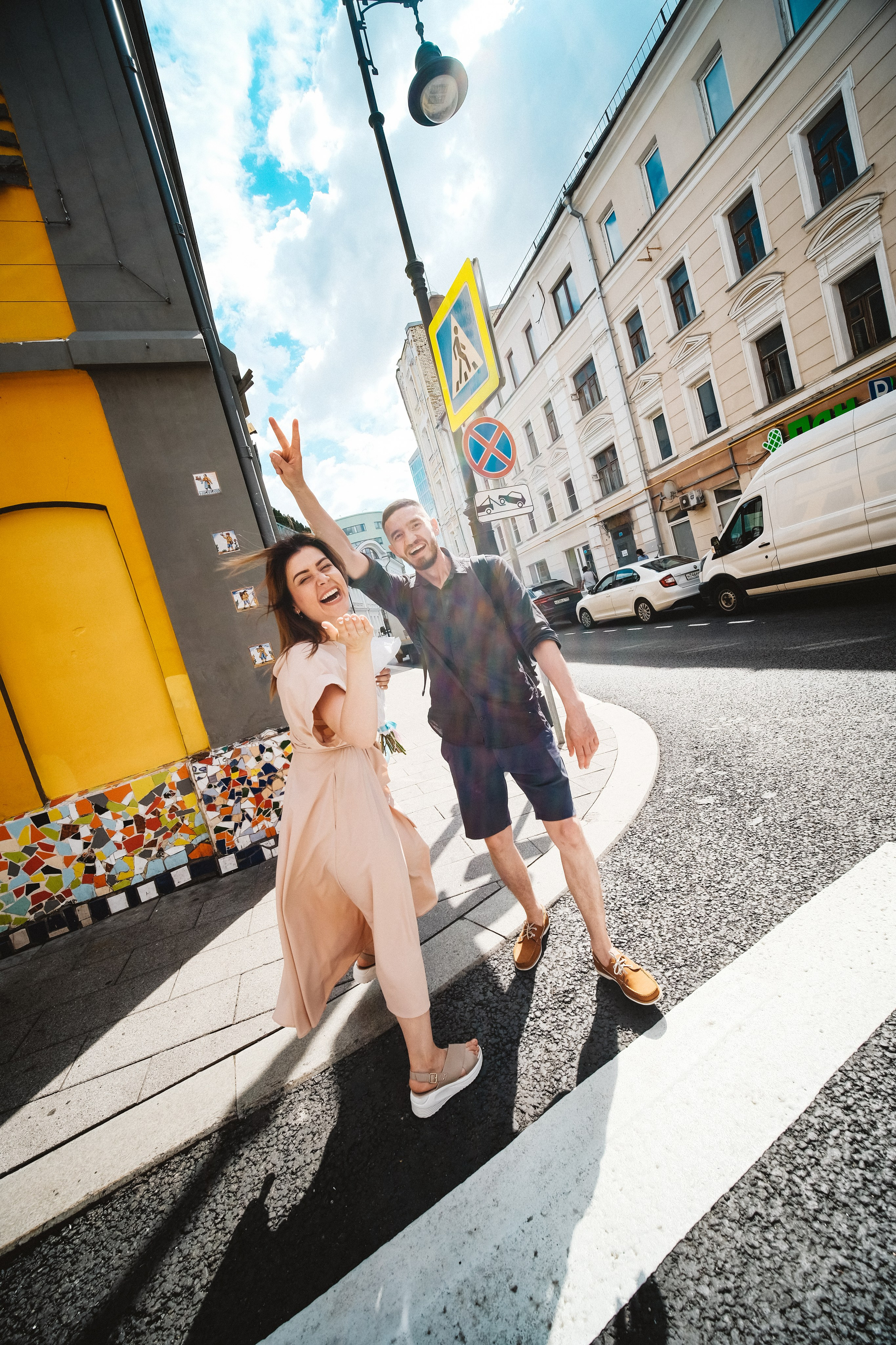 Жених и невеста машут на прощание.