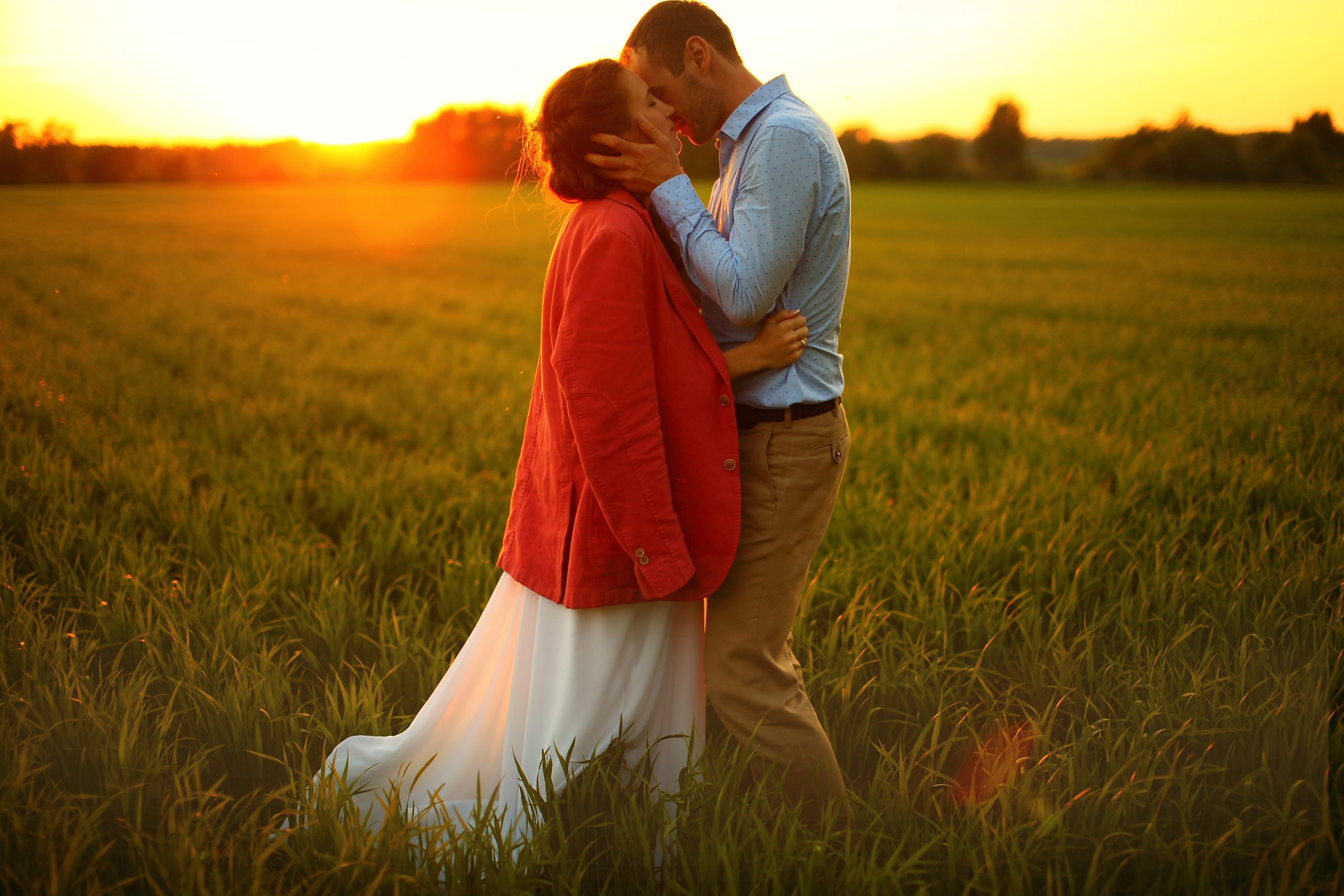Душевная фотосессия пары в поле. Свадебный и репортажный фотограф в Ярославле и Санкт-Петербурге Роман Микрюков