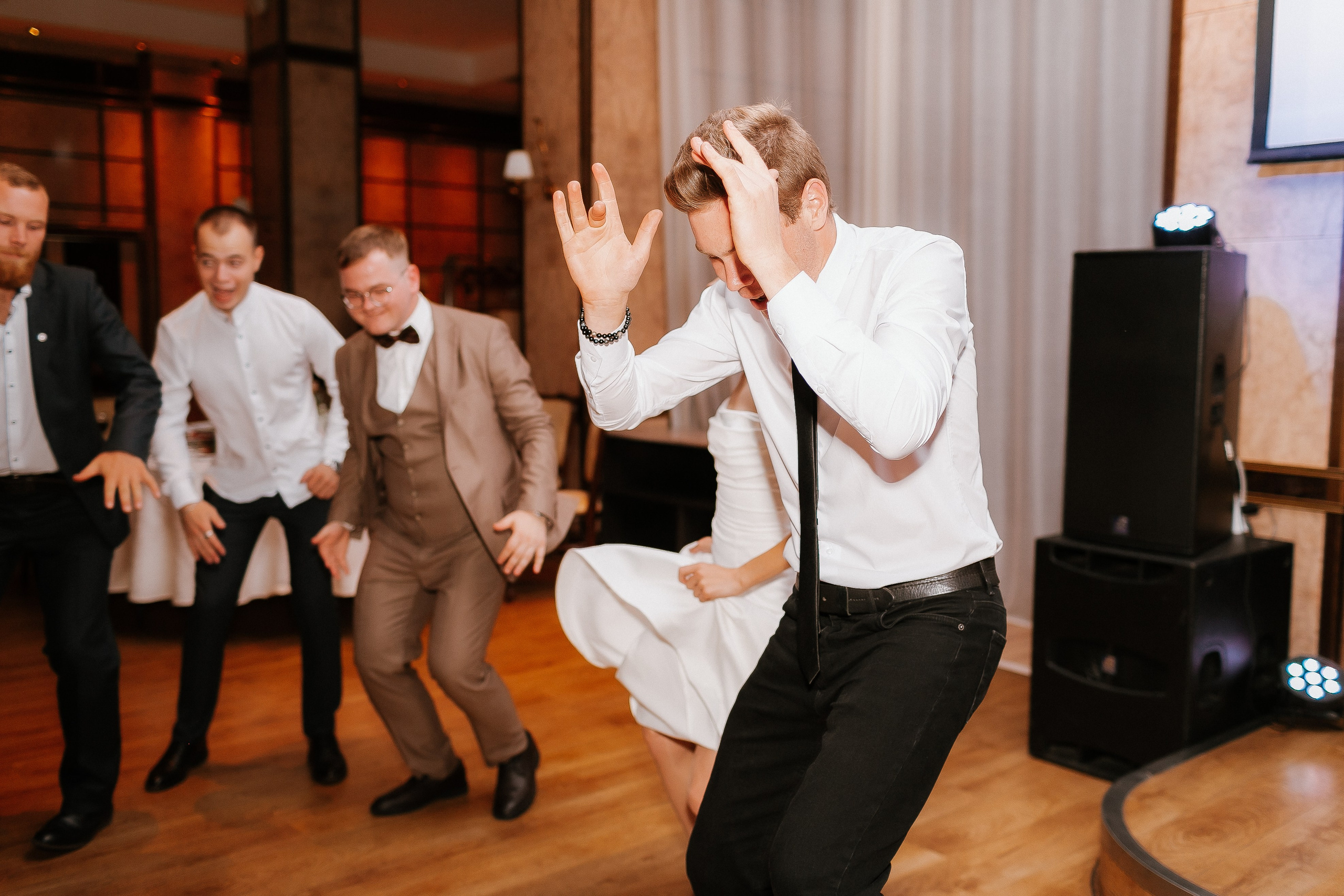 Свадебная осенняя фотосессия Ивана и Лидии в городе. Свадебный и репортажный фотограф в Ярославле и Санкт-Петербурге Роман Микрюков