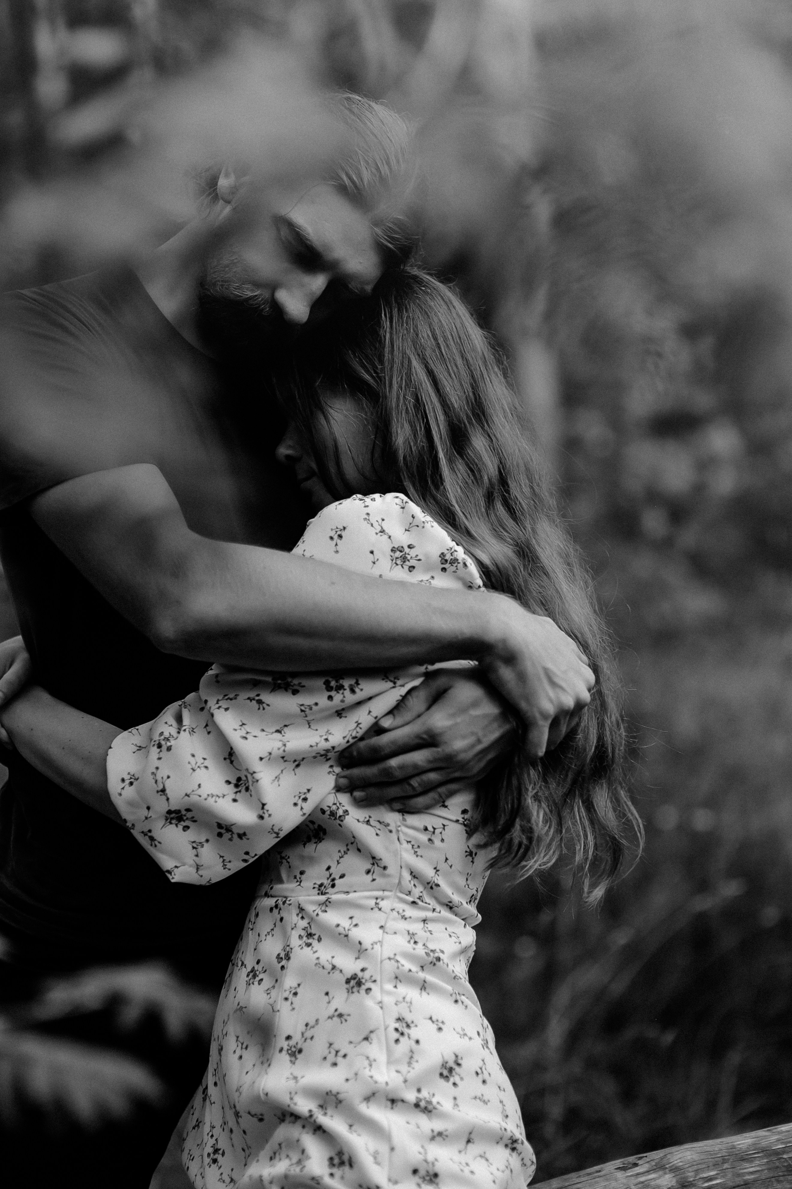 Атмосферная съемка Маши и Лёши в лесу наедине с природой. Свадебный и репортажный фотограф в Ярославле и Санкт-Петербурге Роман Микрюков