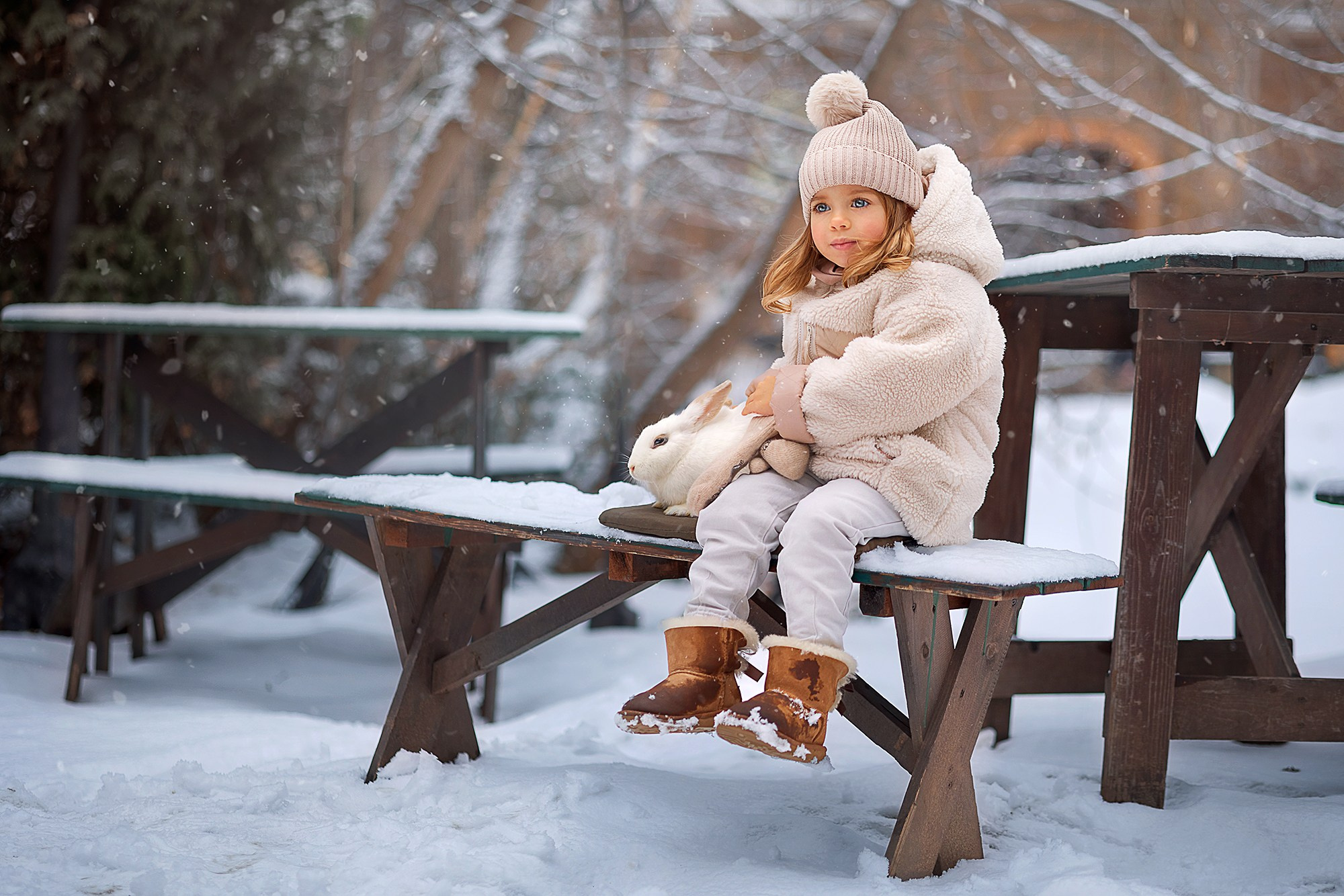 Девочка с кроликом на зимней прогулке