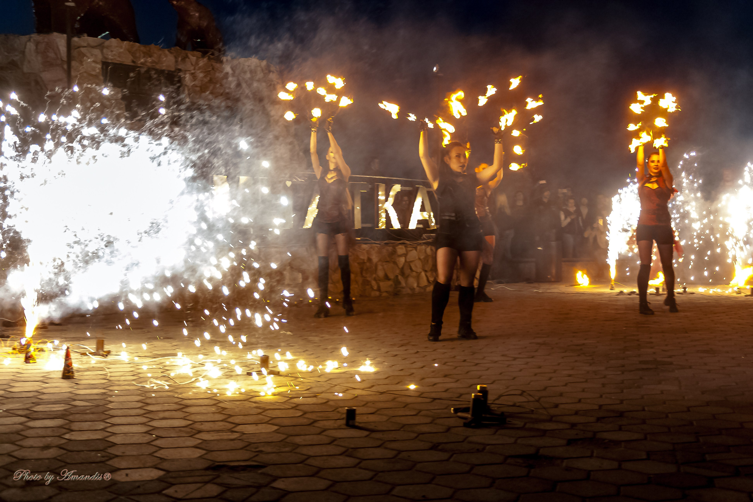Огненное шоу у памятника «Здесь начинается Россия». Камчатка. Май 2017. Репортажная съемка в Москве и области. Анималистика