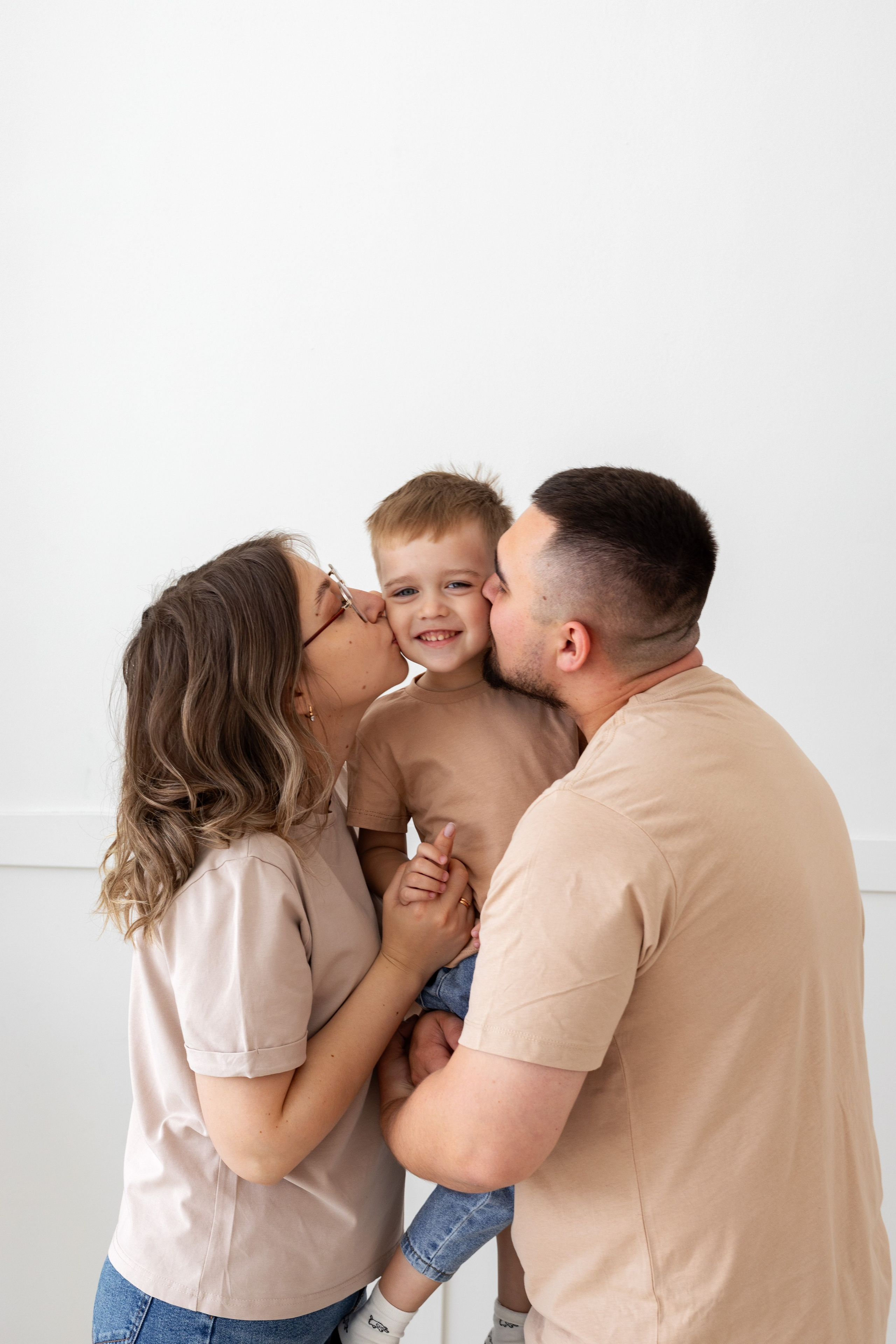 Семейная фотосессия в студии (Михаил, Крестина и Макар). Женский фотограф в Орске Новотроицке Динара Долганова
