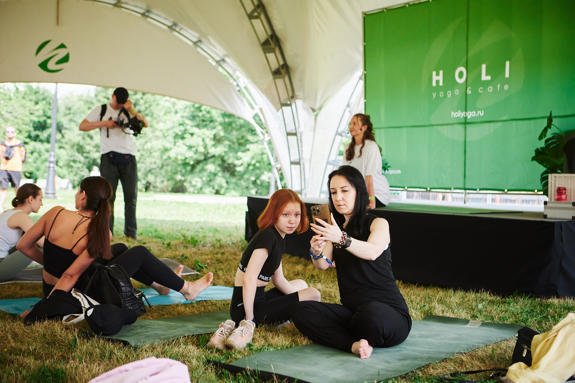 HOLI Yoga — репортажная съёмка фестиваля йоги в Москве. Репортажный фотограф в Москве — Дмитрий Тарасов | Съёмка мероприятий, концертов, корпоративов