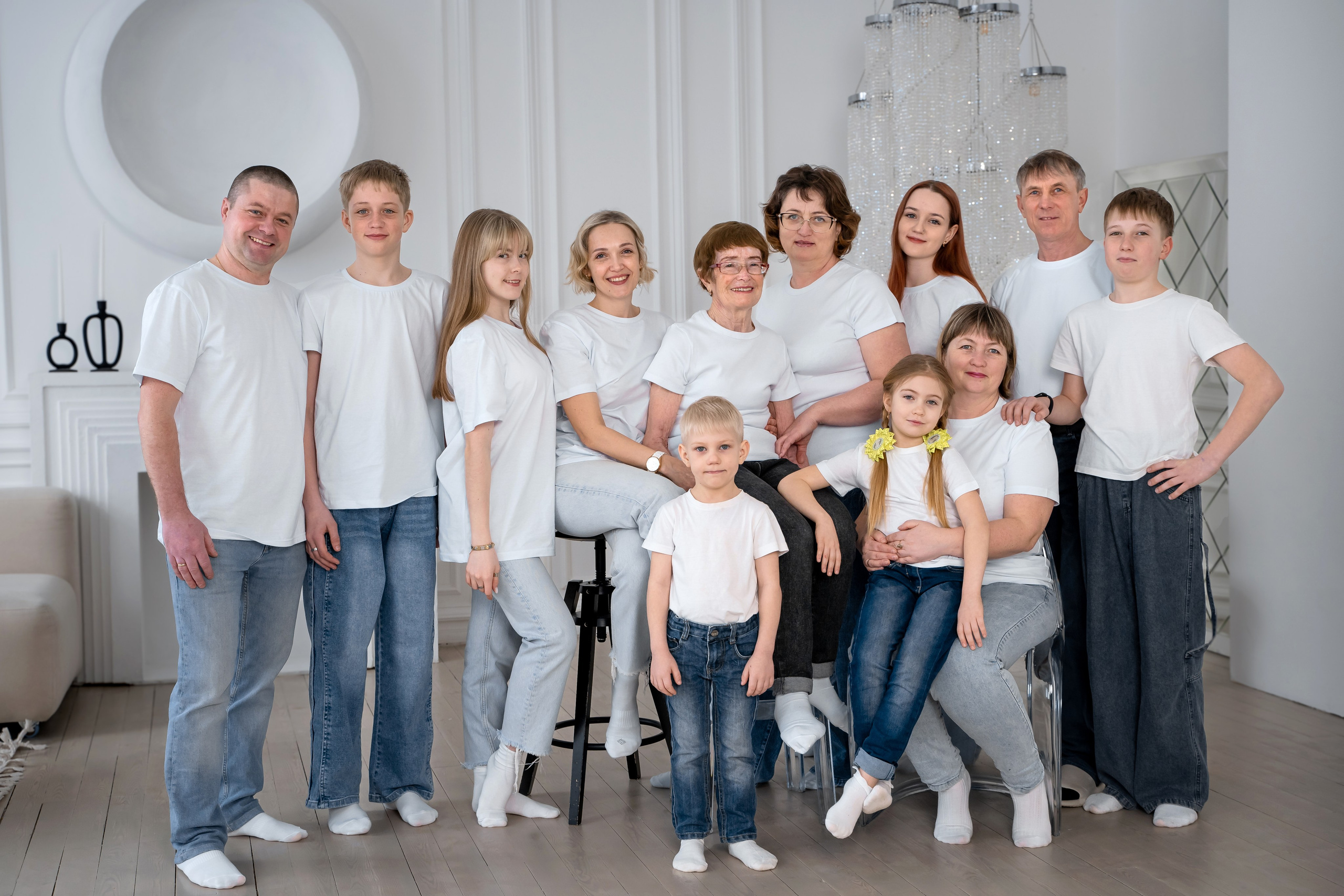 Студийная семейная съёмка. На белом фоне. Три поколения.