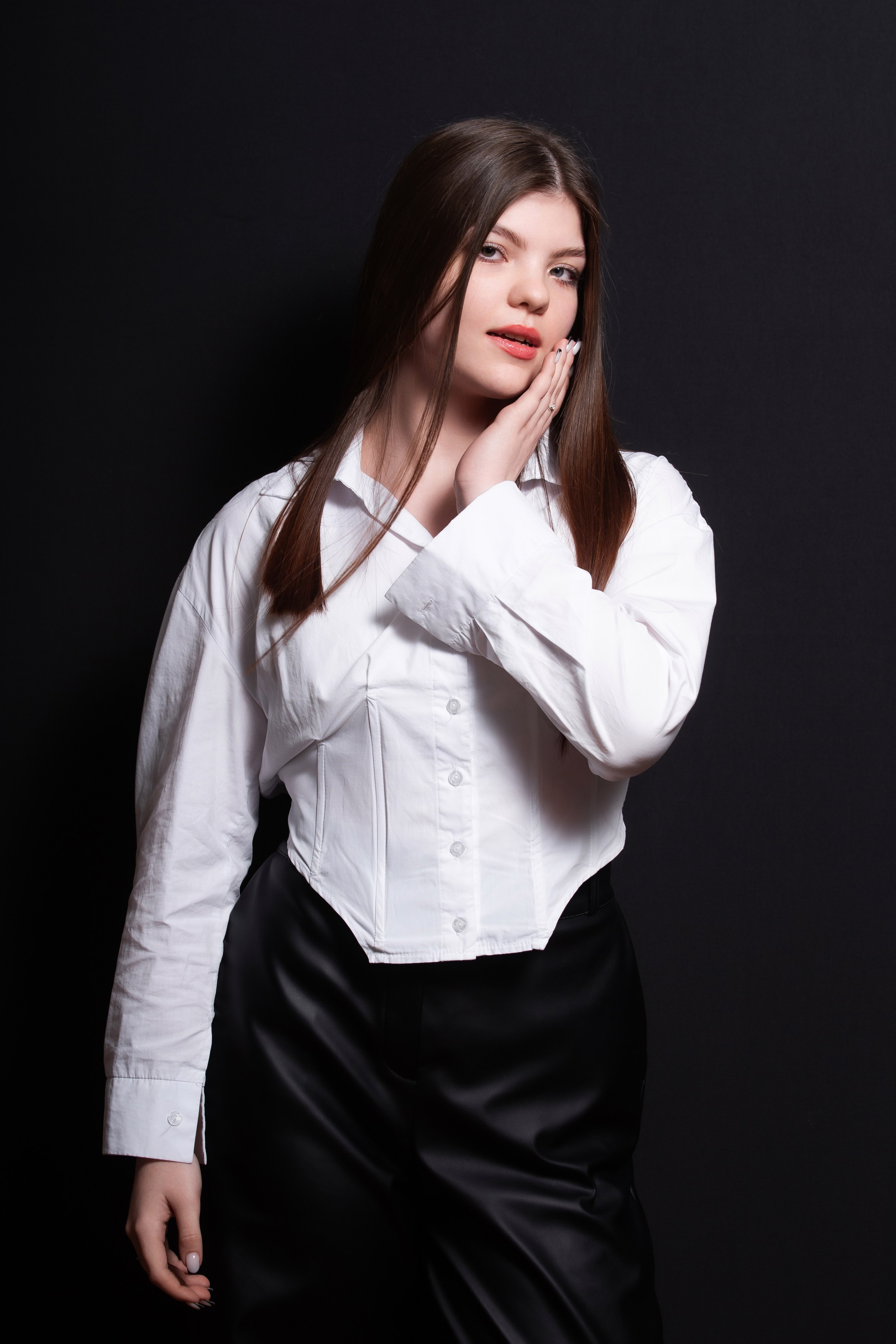 Портретная фотосессия для учеников 9 класса на чёрном фоне | Школьный фотограф Николай Богатырёв | Твой альбом / Твои правила. ТВОЙ АЛЬБОМ / ТВОИ ПРАВИЛА