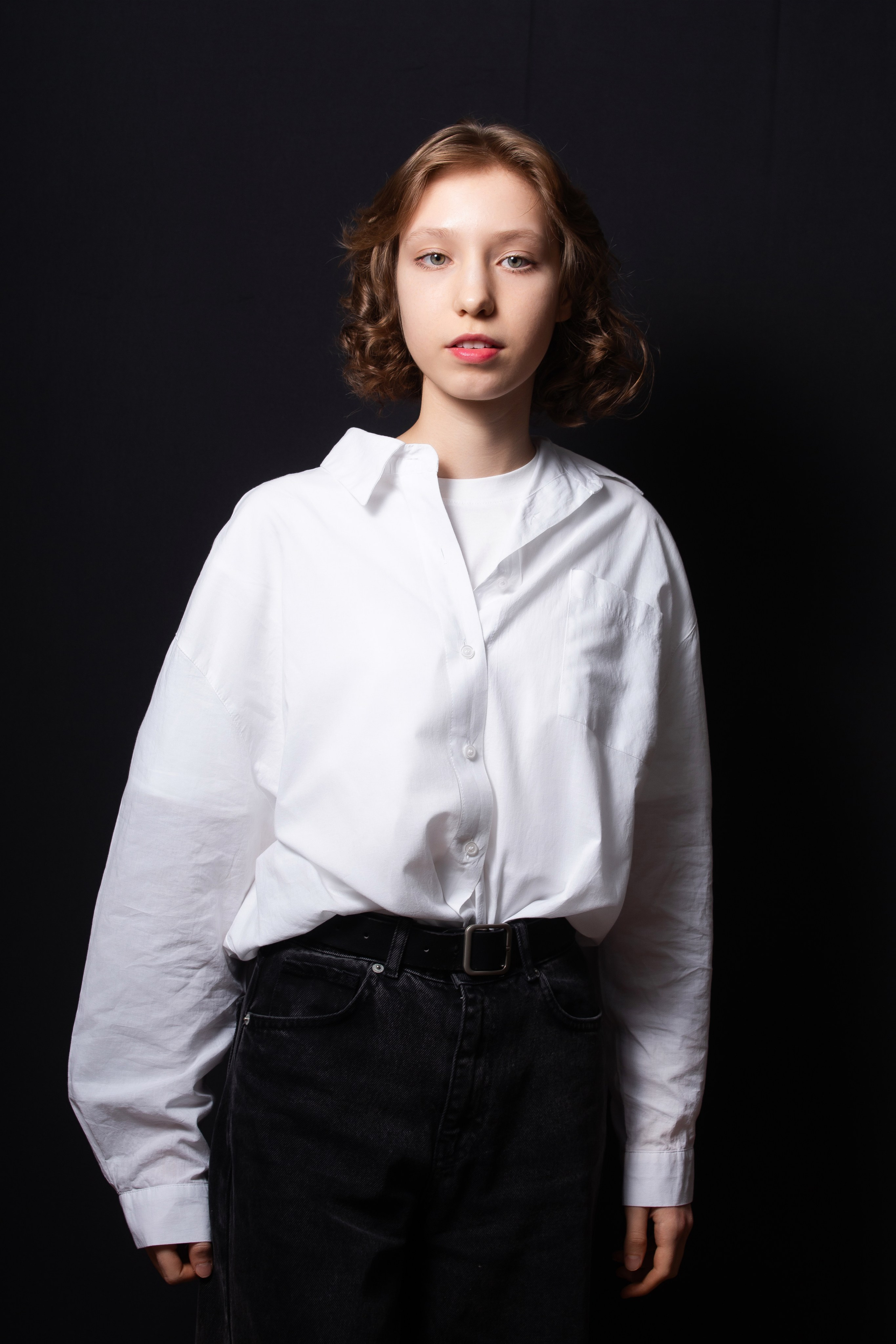 Портретная фотосессия для учеников 9 класса на чёрном фоне | Школьный фотограф Николай Богатырёв | Твой альбом / Твои правила. ТВОЙ АЛЬБОМ / ТВОИ ПРАВИЛА