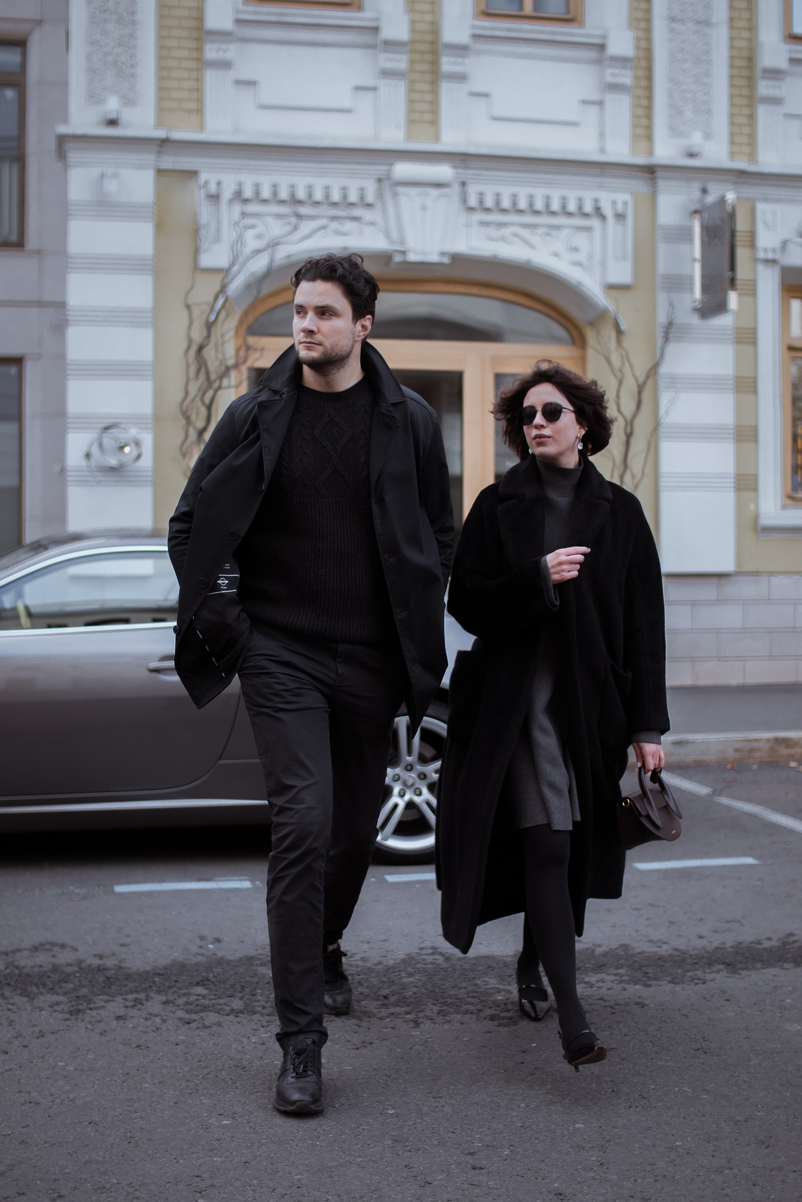 Парень с девушкой фотографируются в центре Москвы. Жуков Илья  свадебный фотограф в Москве