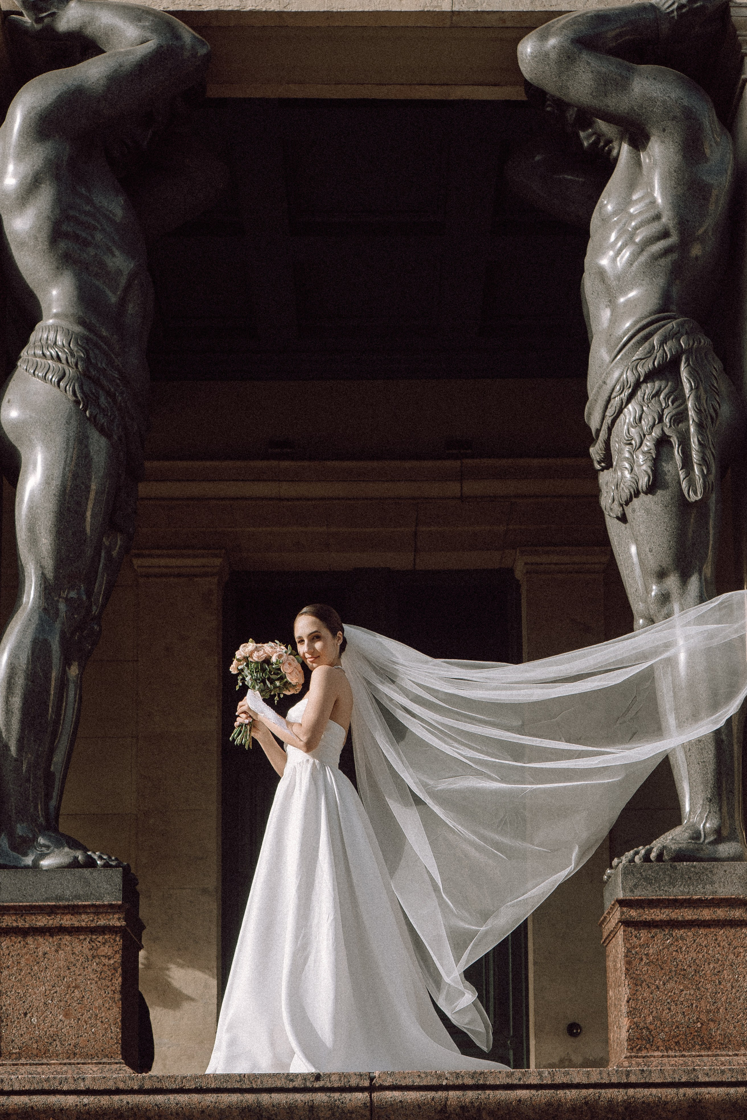 СВАДЕБНАЯ ПРОГУЛКА В САНТК-ПЕТЕРБУРГЕ (ИСАКИЕВСКИЙ СОБОР, ЗИМНЯЯ КАНАВКА, ЭРМИТАЖ И БОЛЬШАЯ МОРСКАЯ УЛИЦА). Профессиональный фотограф, Санкт-Петербург — Виктория Богомолова