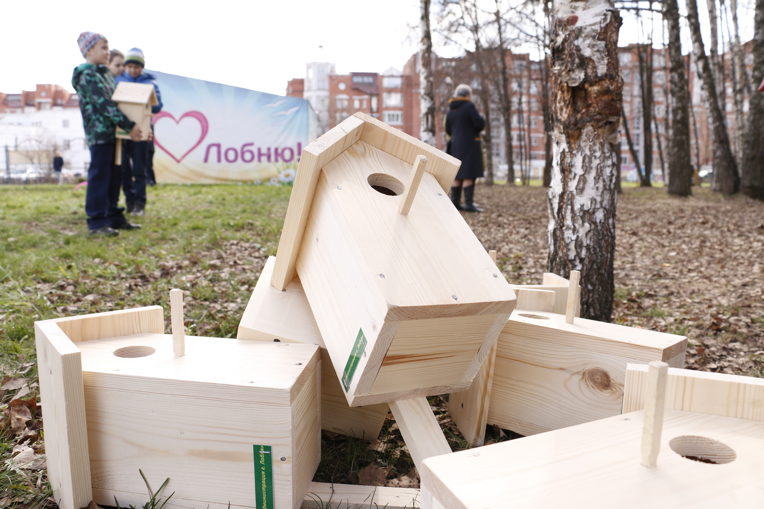 Прилет птиц, дети, экологическая акция, весна, скворечник, установка с. Мария Ткаченко. Документальная фотография