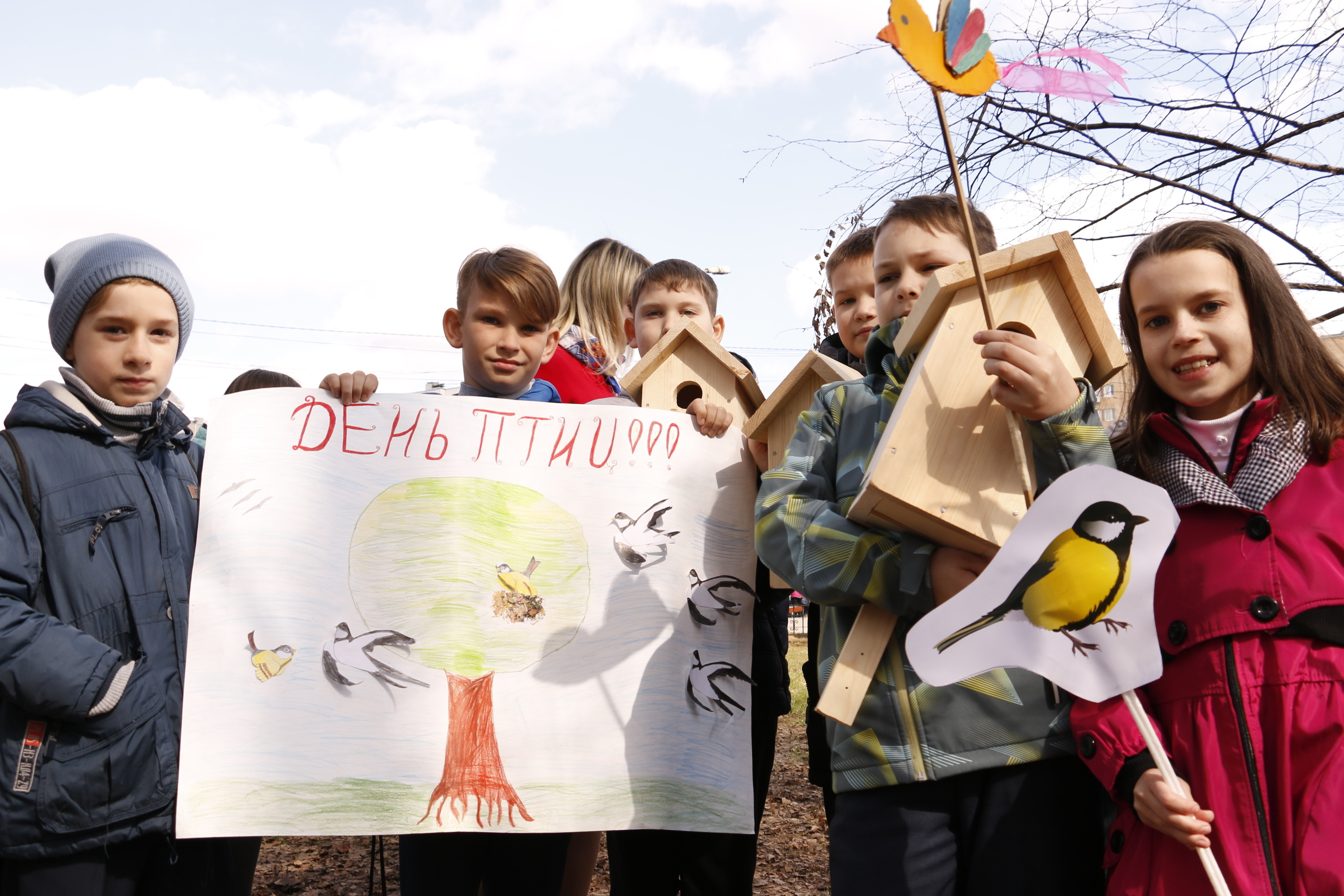 Прилет птиц, дети, экологическая акция, весна, скворечник, установка с. Мария Ткаченко. Документальная фотография