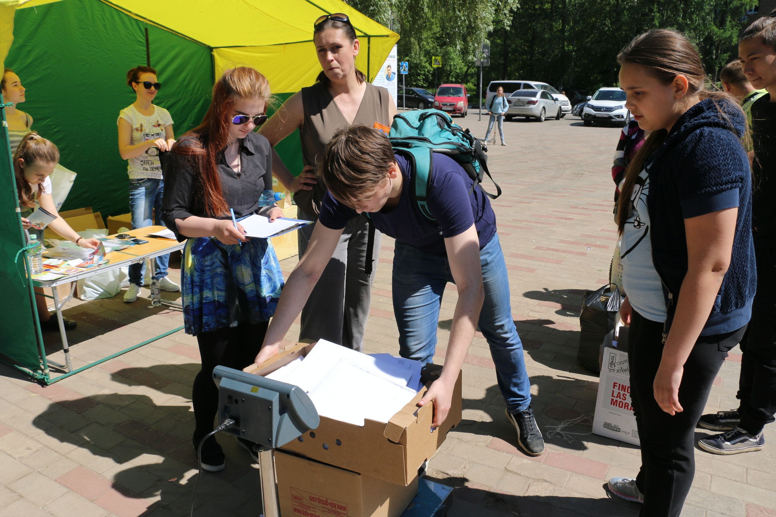 Благотворительная акция, сбор макулатуры, благотворительность, сбор ср. Мария Ткаченко. Документальная фотография