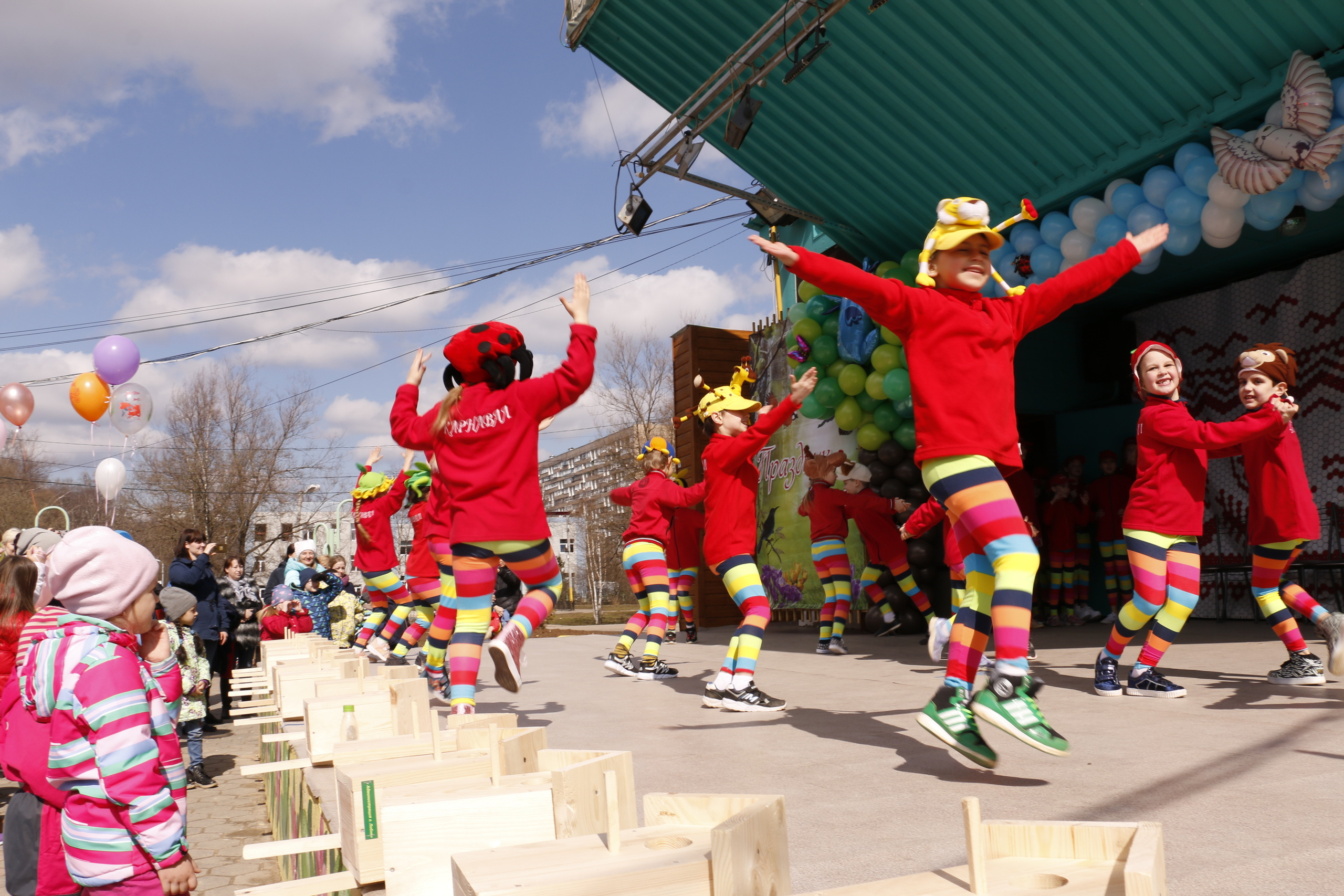 Прилет птиц, дети, экологическая акция, весна, скворечник, установка с. Мария Ткаченко. Документальная фотография