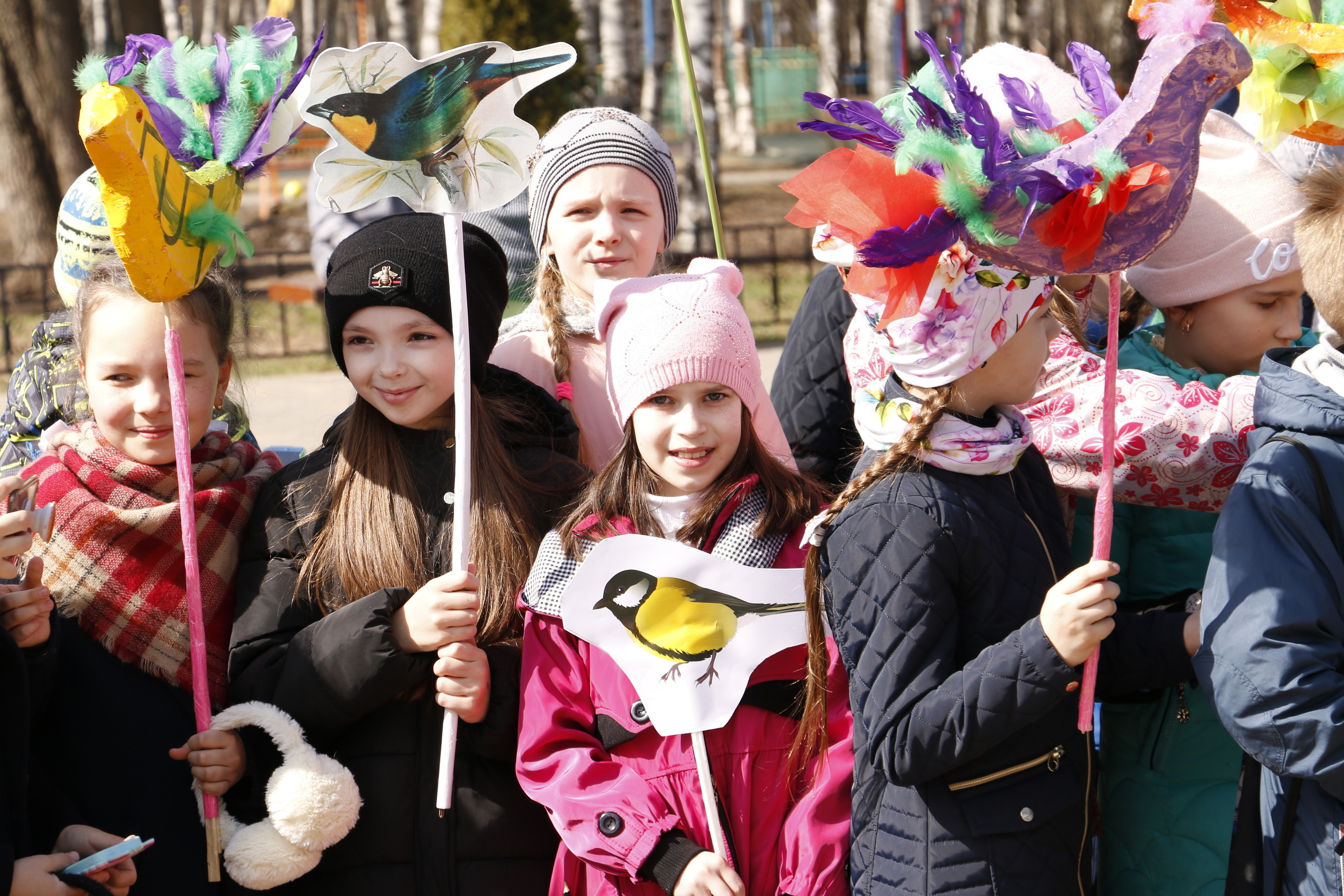 Прилет птиц, дети, экологическая акция, весна, скворечник, установка с. Мария Ткаченко. Документальная фотография