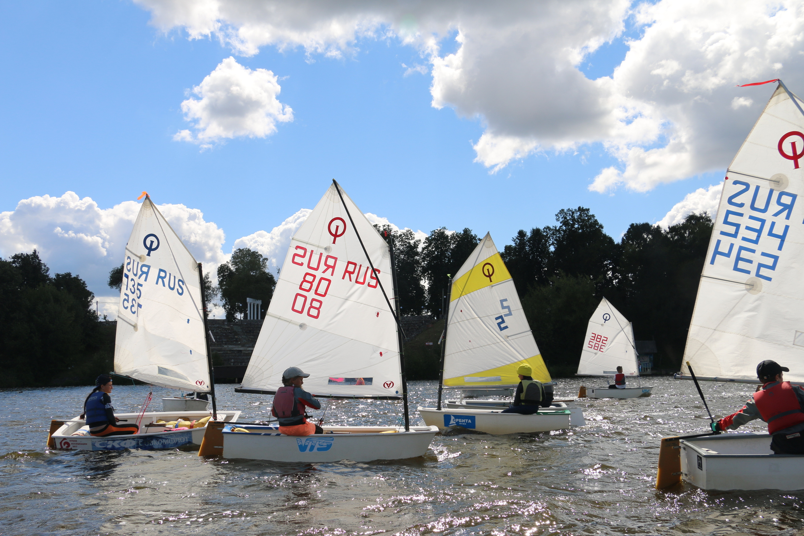 Парусный спорт, фото яхты, спортсмены, детский спорт, яхтинг, парус, у. Мария Ткаченко. Документальная фотография